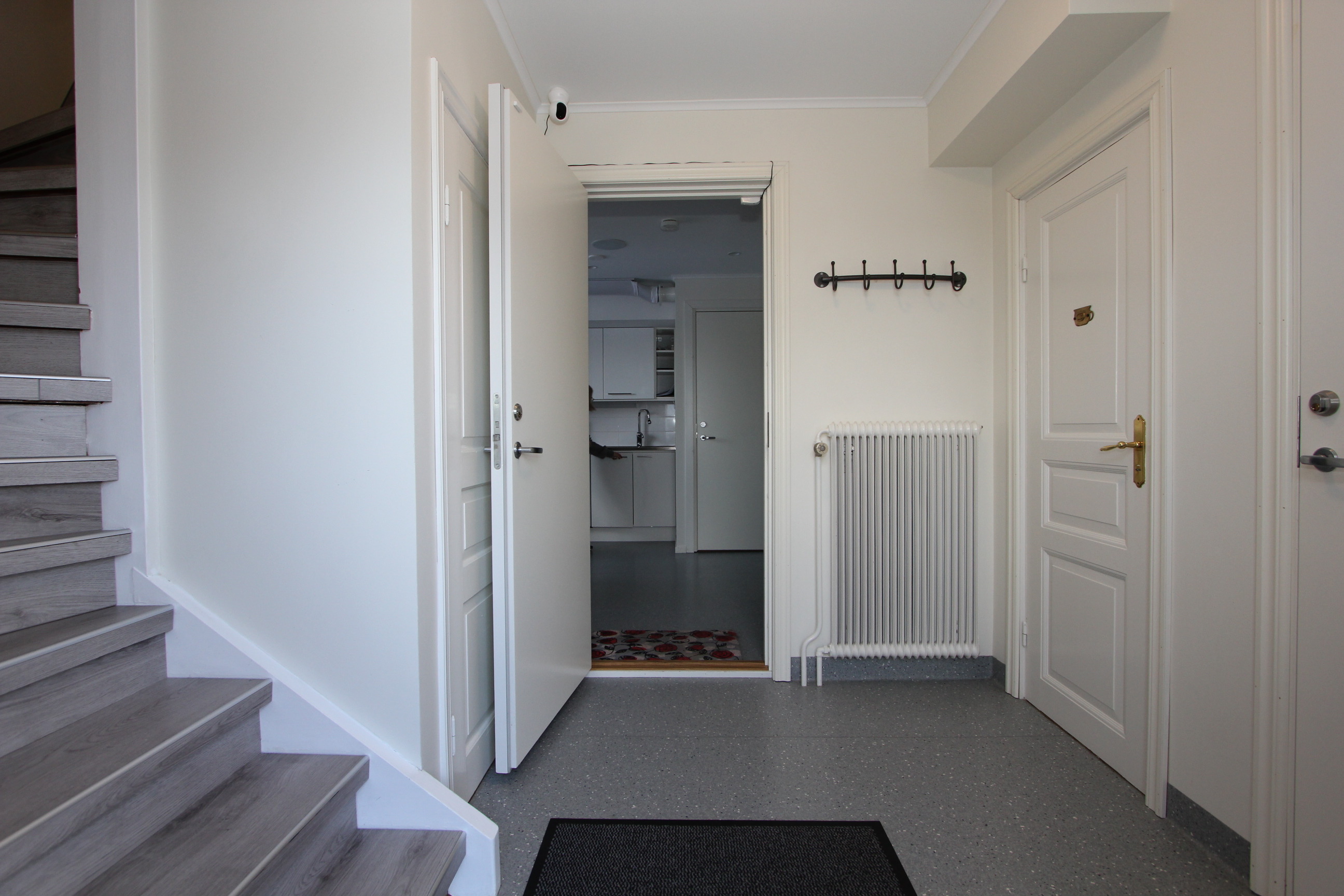 Entréhallen med kök rakt fram