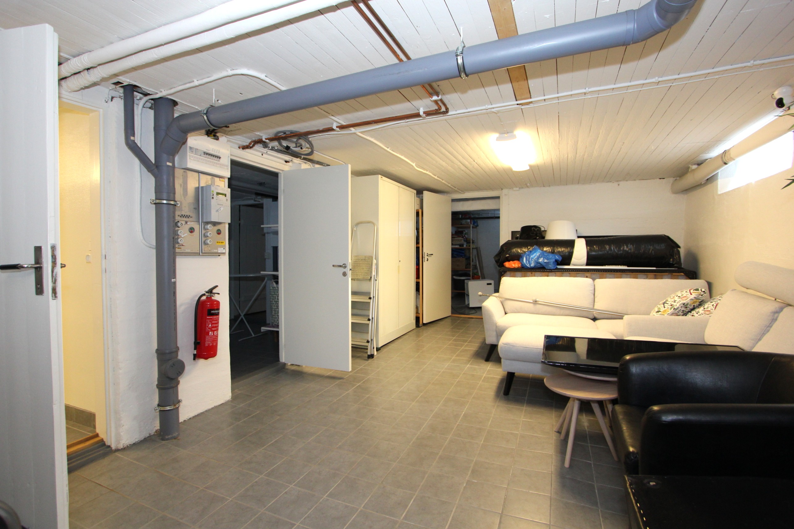 Första rummet i den fräscha källaren