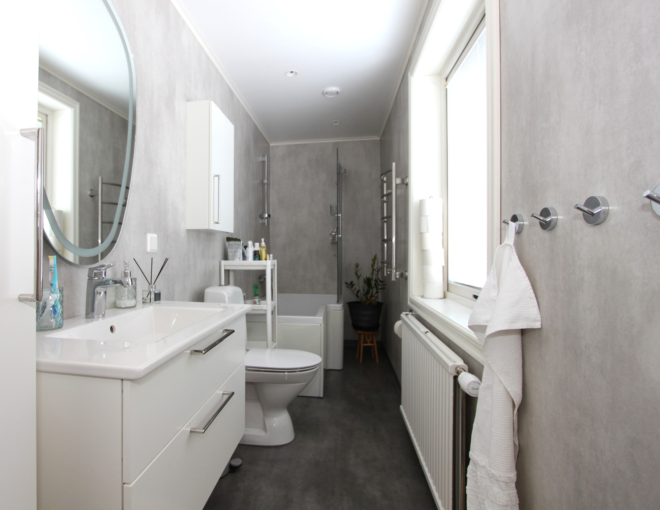 Renoverat badrum i sobert grått