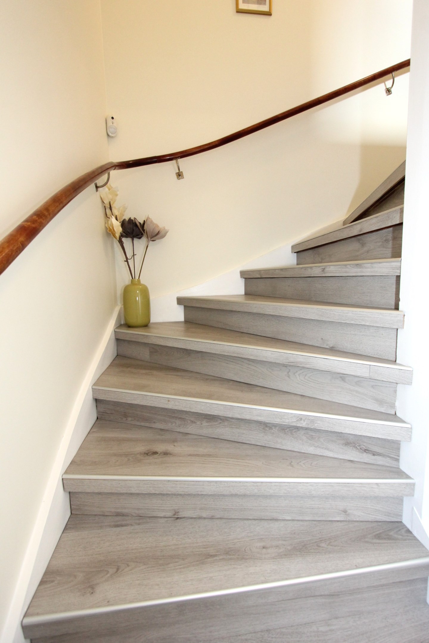 Vi går upp. Nyrenoverad trappa