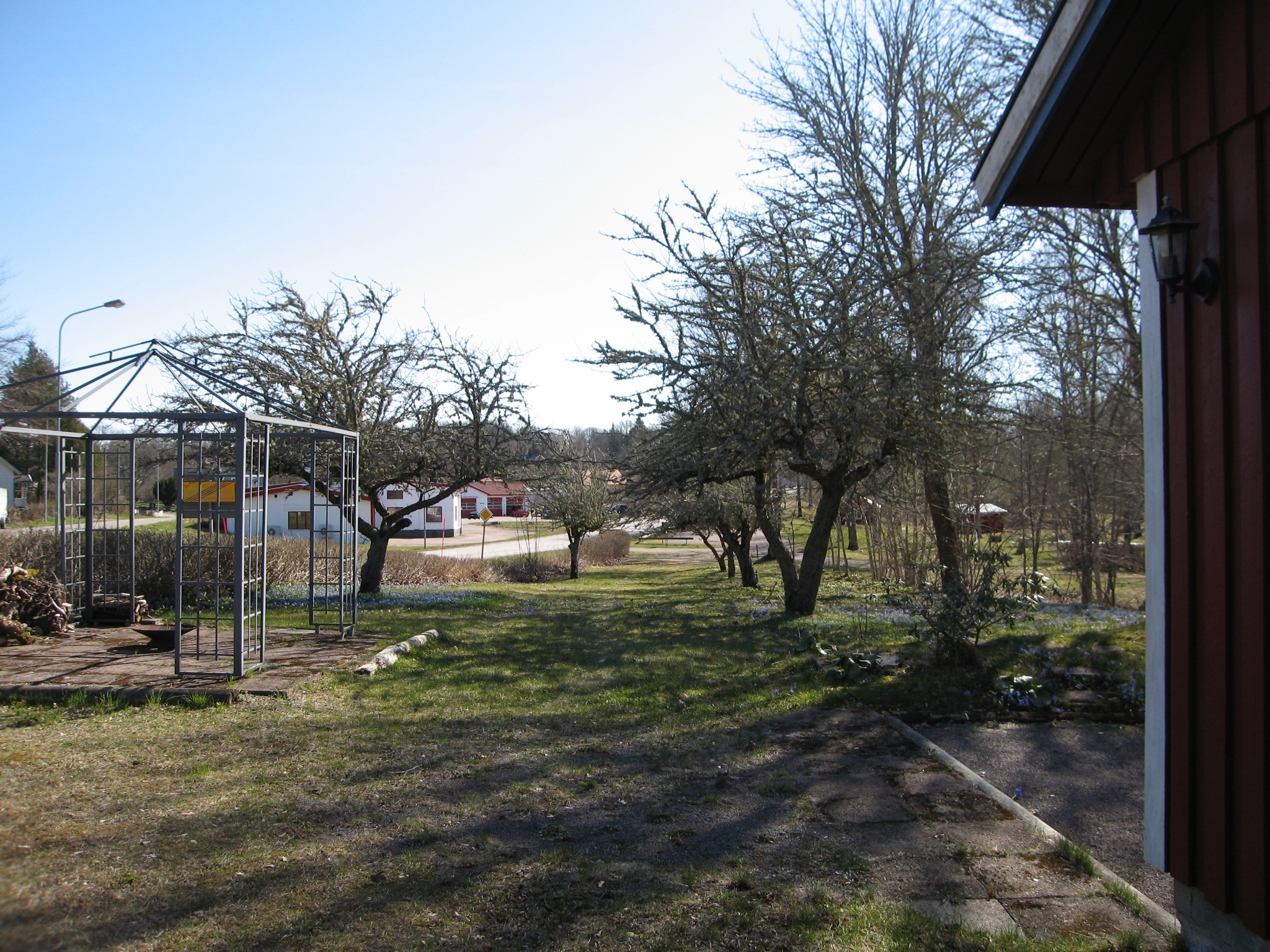 Pergola och äppellund