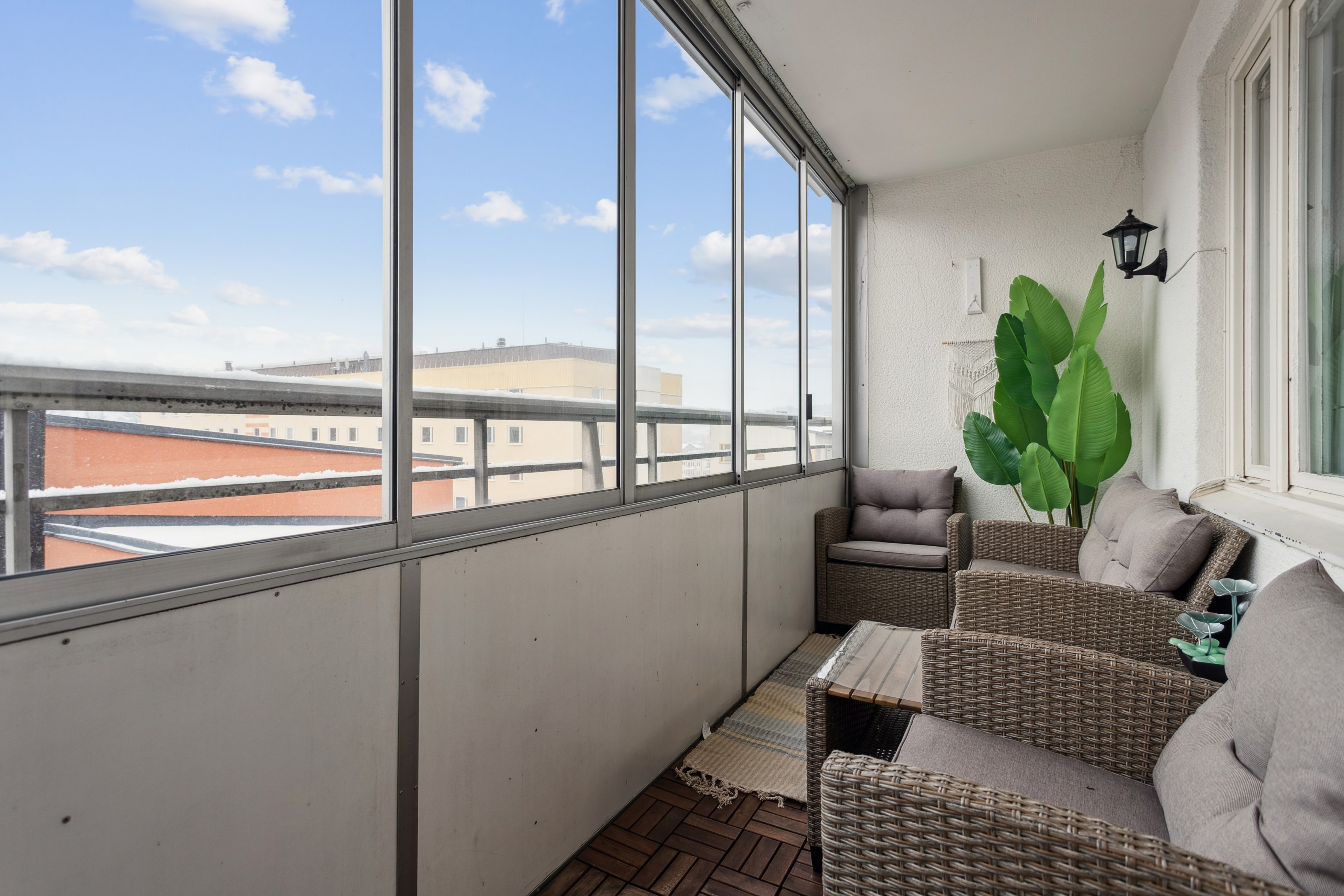 Stor inglasad balkong på övre plan