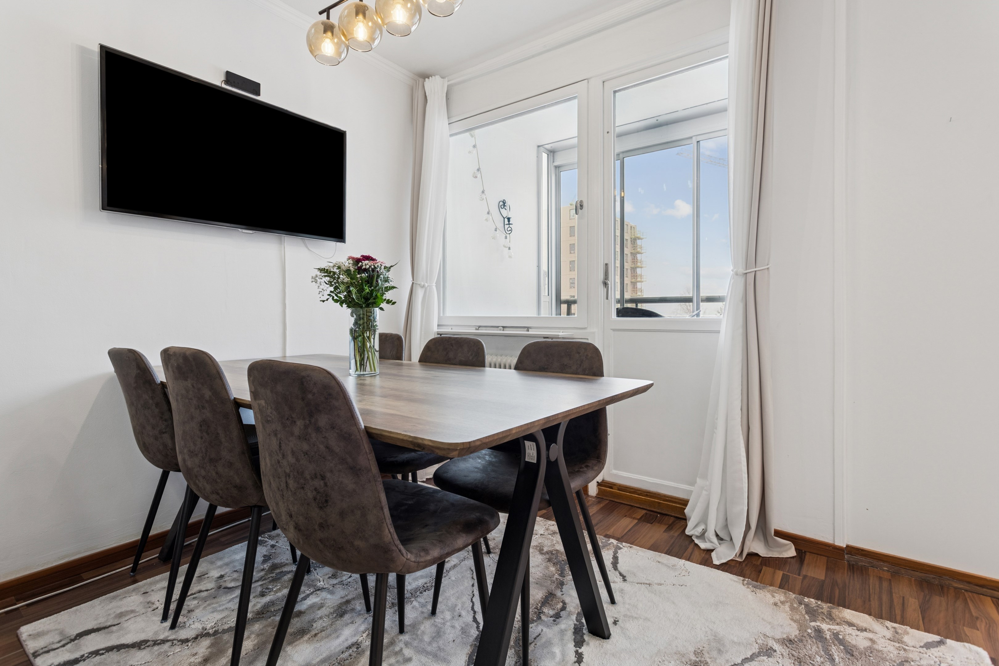 Matplats intill en av bostadens inglasade balkonger