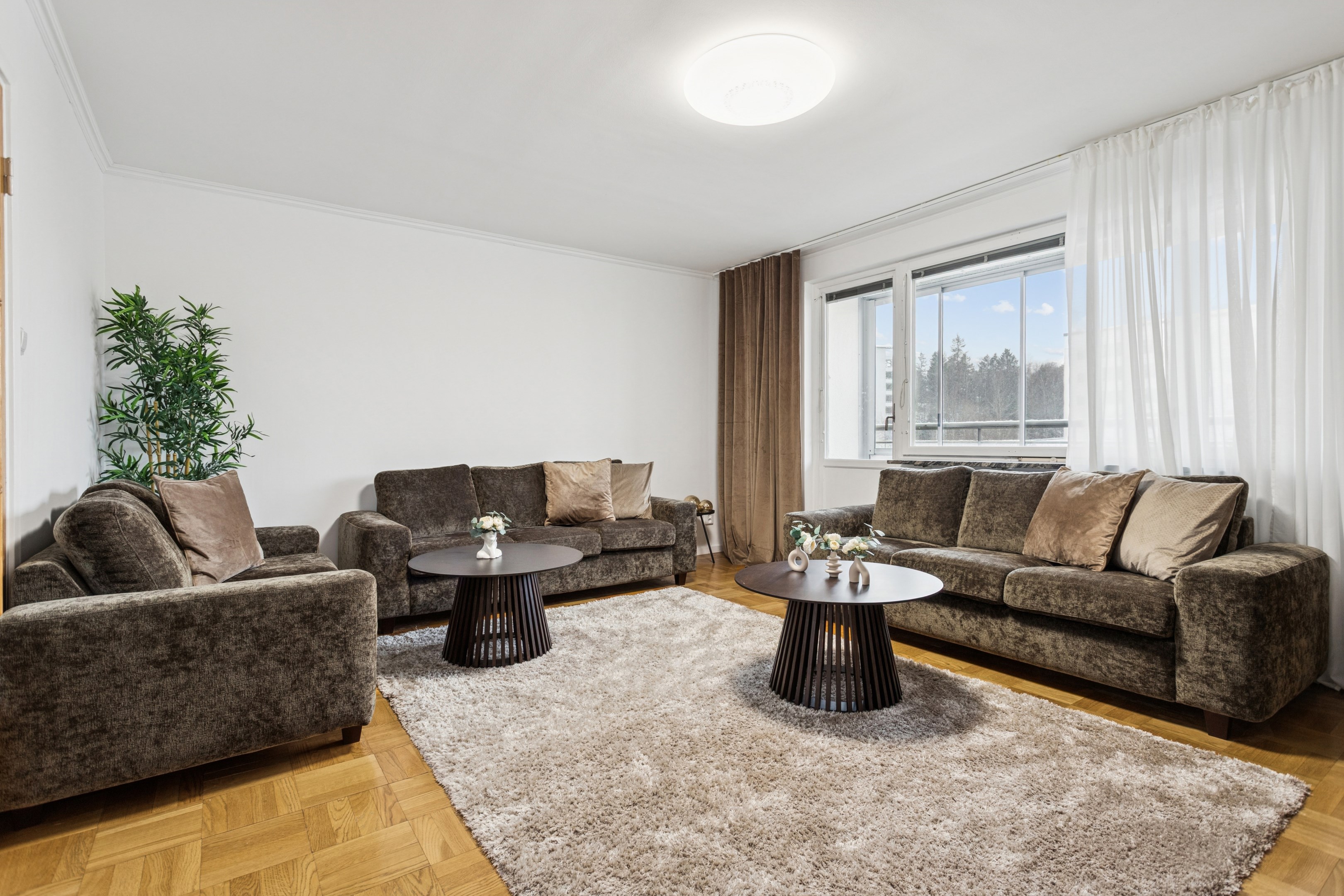 Rejält vardagsrum som är lättmöblerat