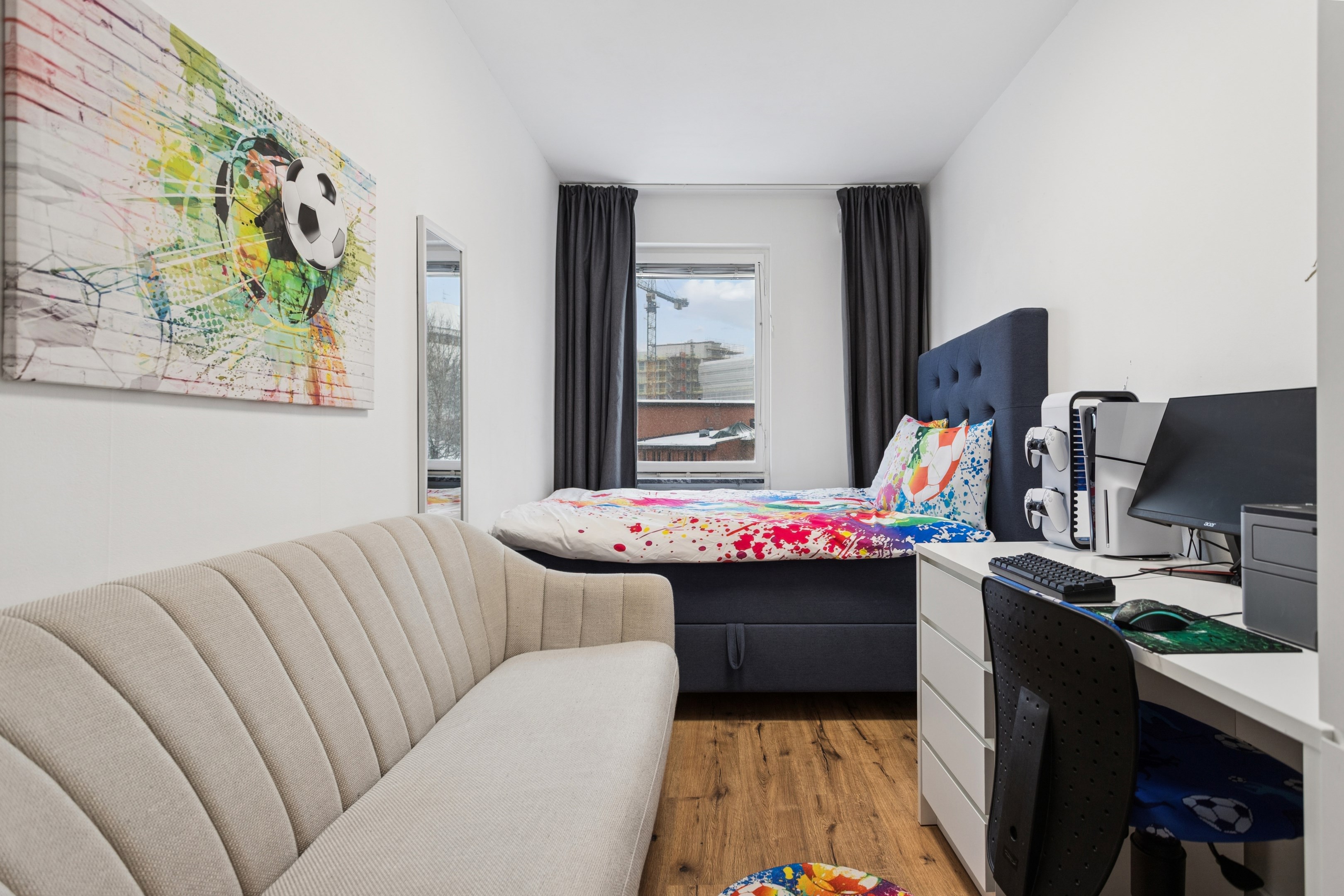 Sovrum 2 övre plan med egen klädkammare