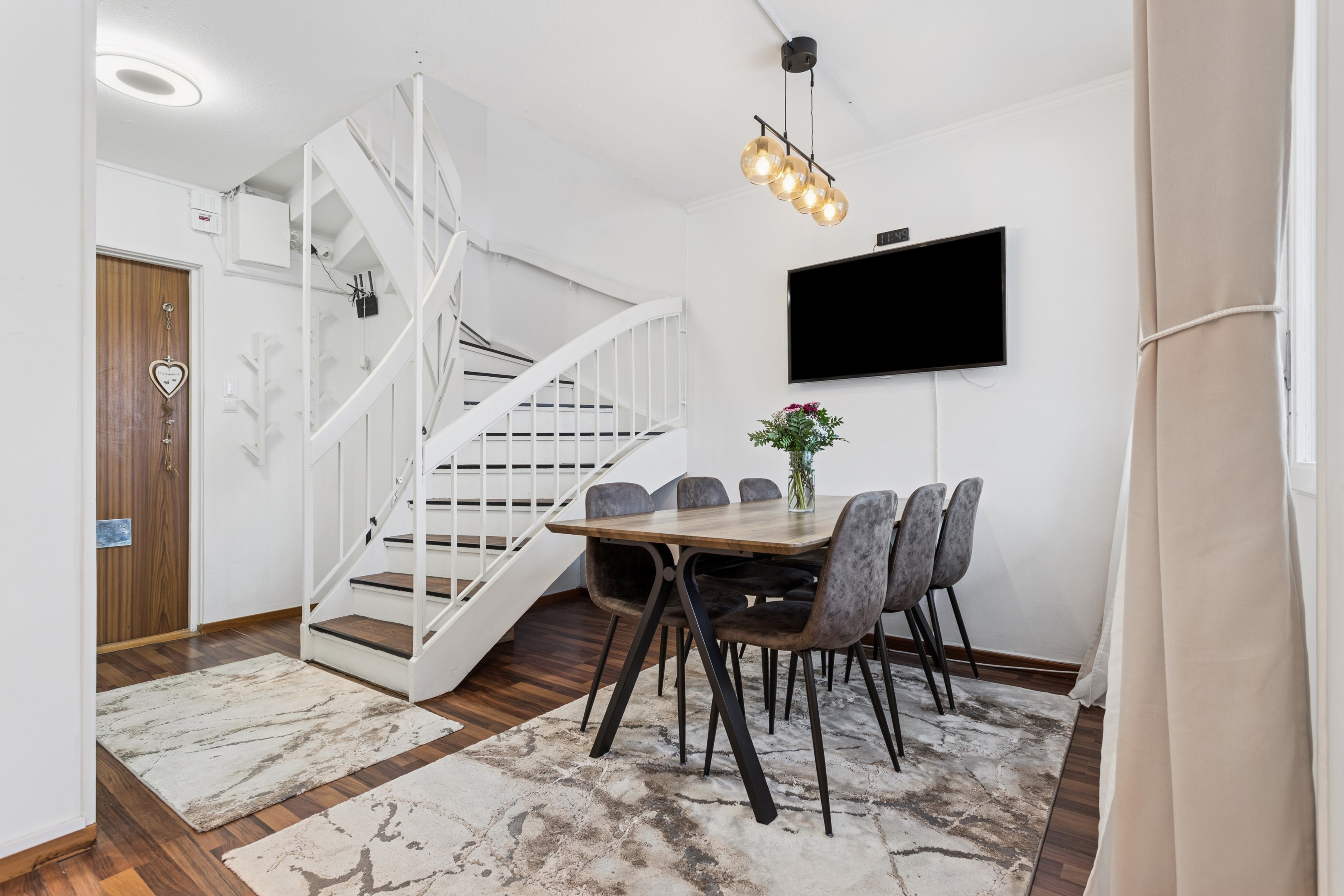 Generös matplats intill kök/entré