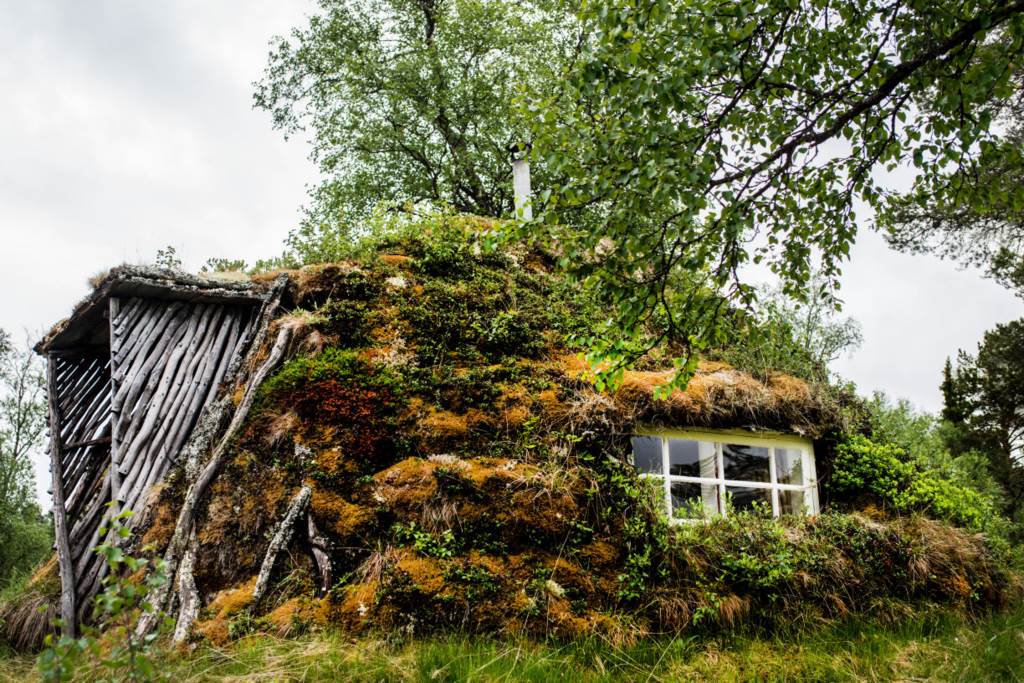 En vacker torvkåta på tomten