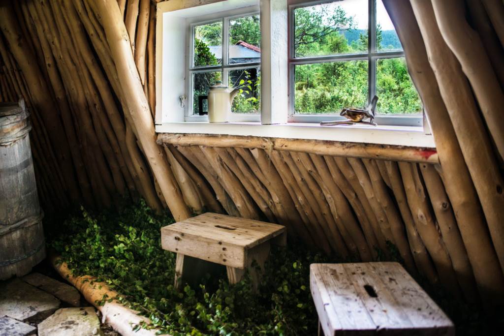 Invändigt från torvkåtan