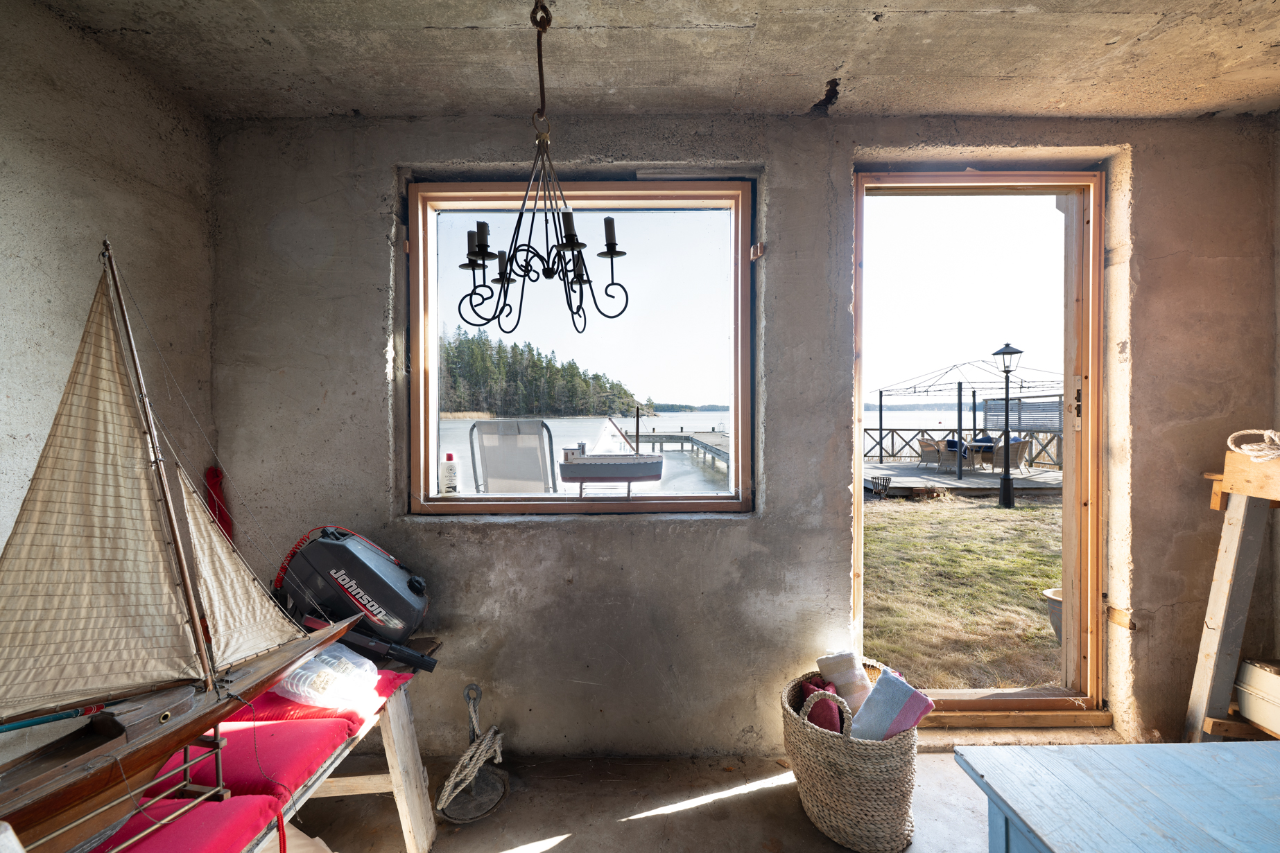 Sjöbod intill bryggan