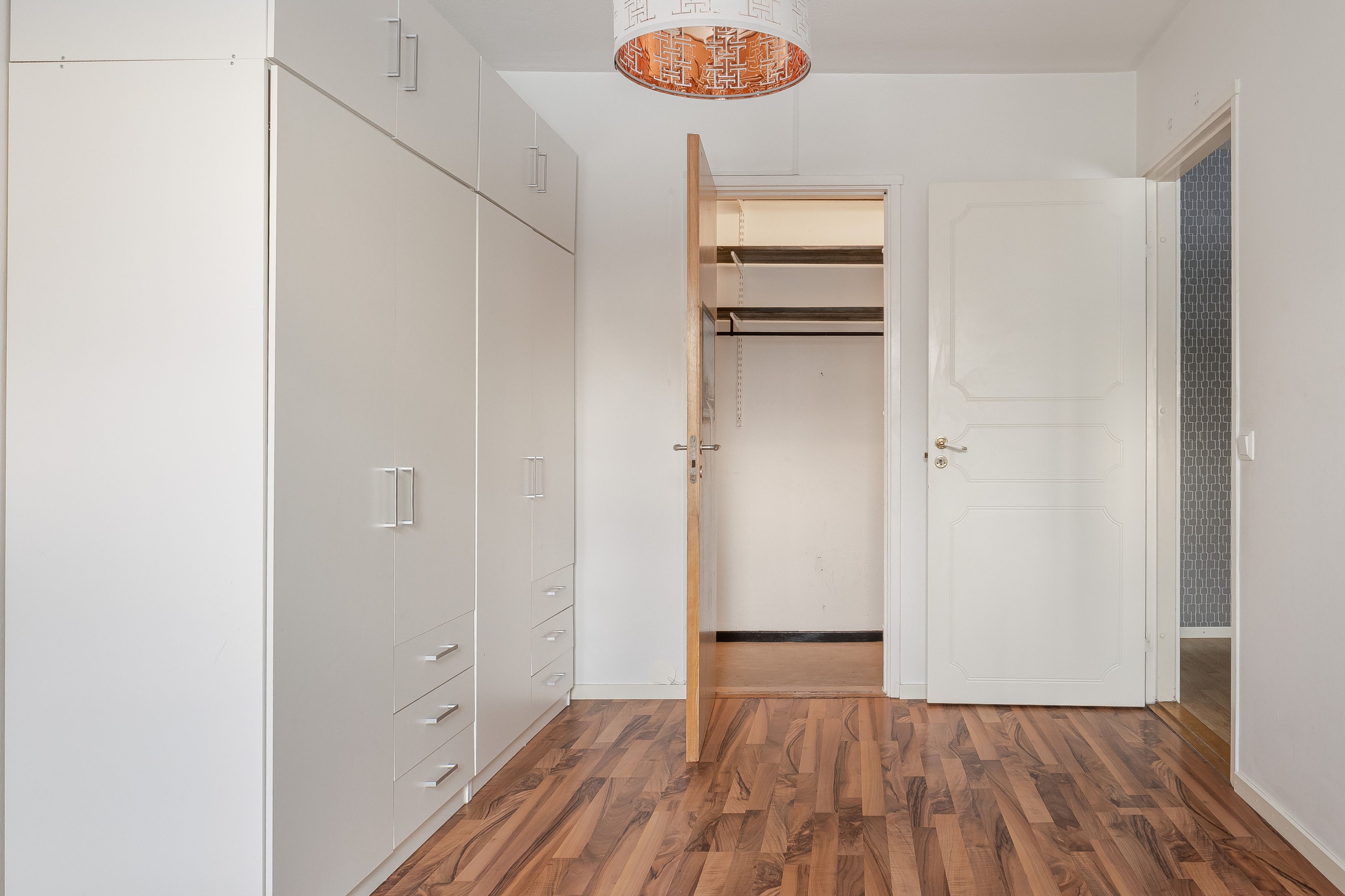 Sovrum med klädkammare