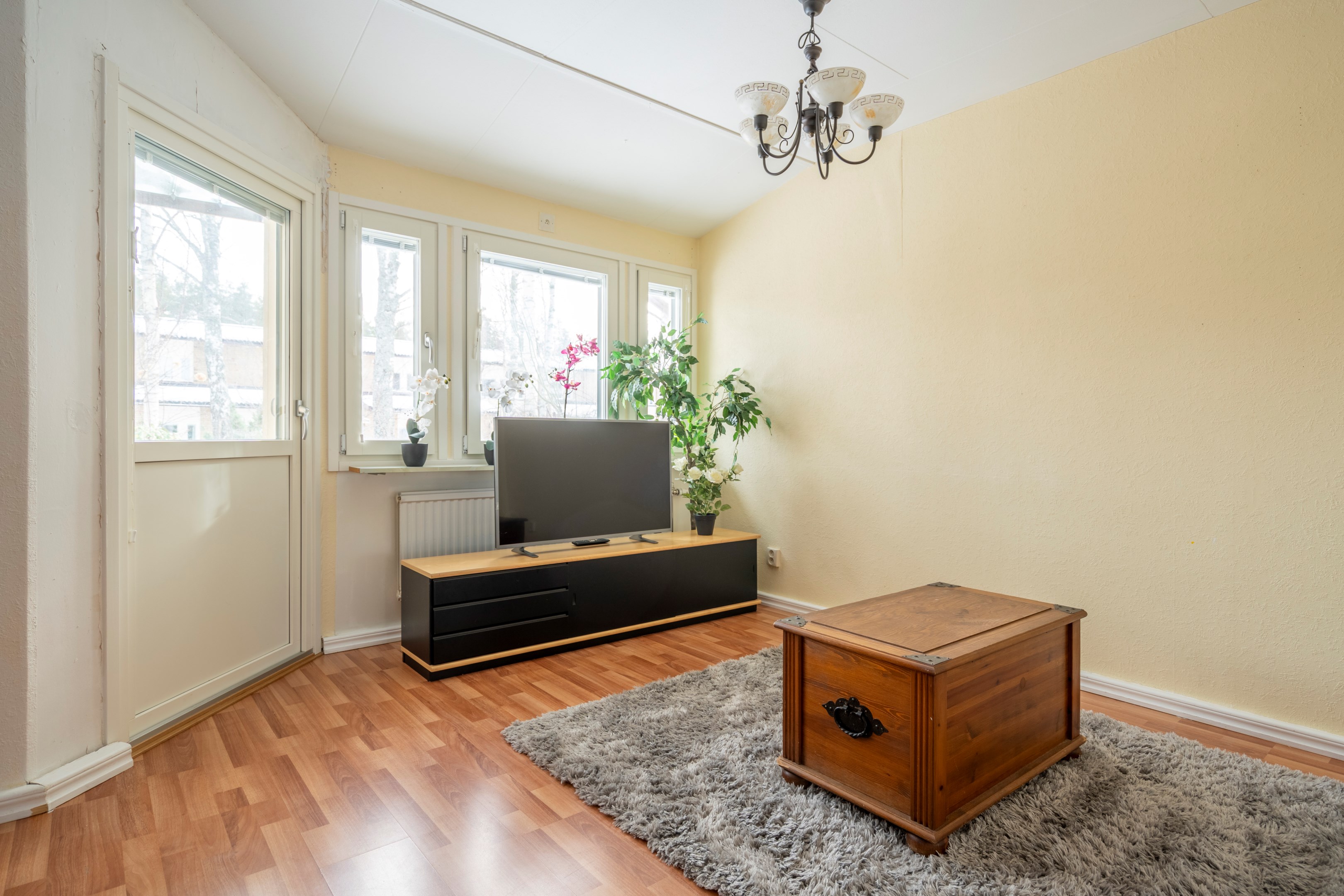 Allrum med utgång till uteplats och trädgård