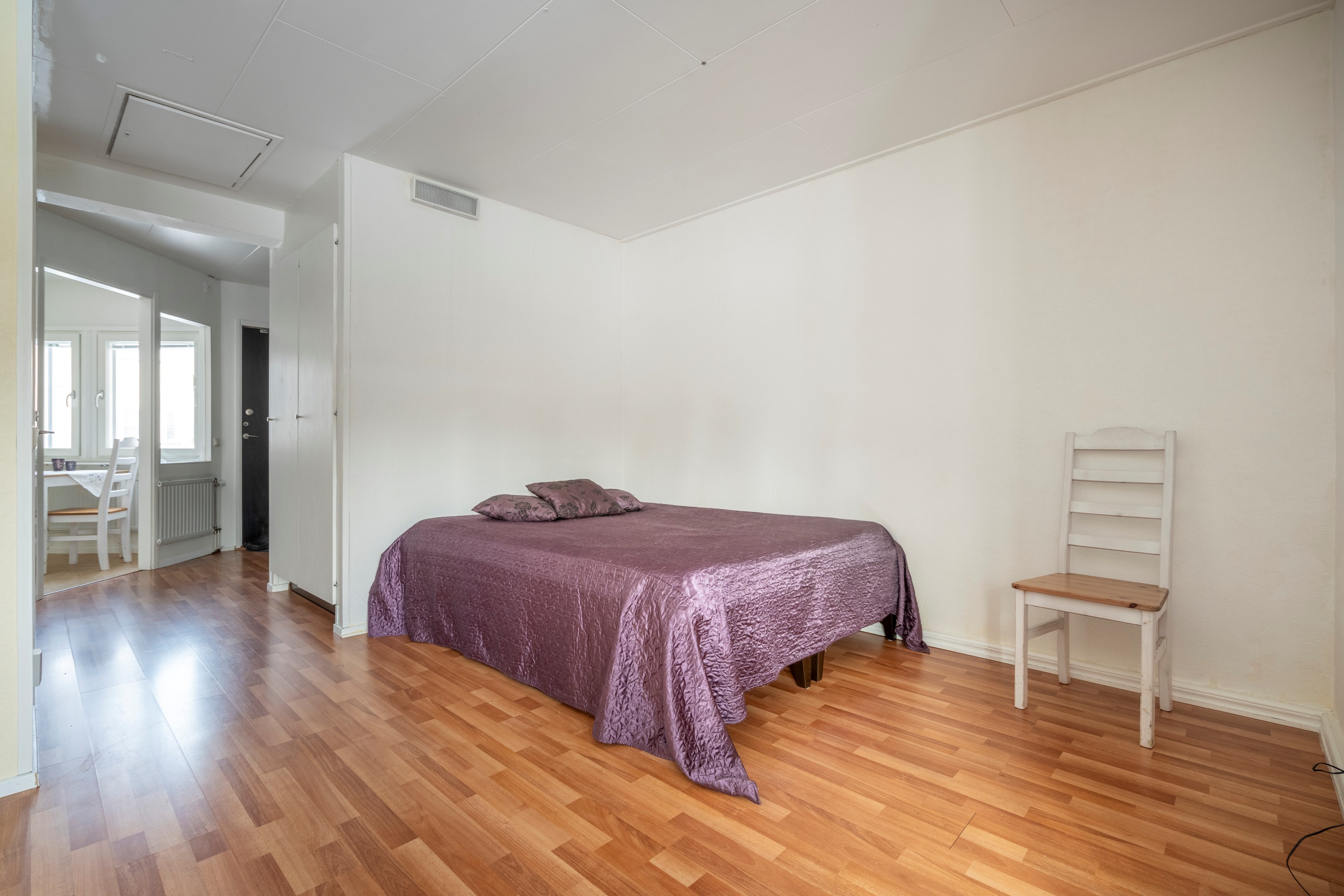 Plats för säng i allrum, utmärkt som en sovalkov.