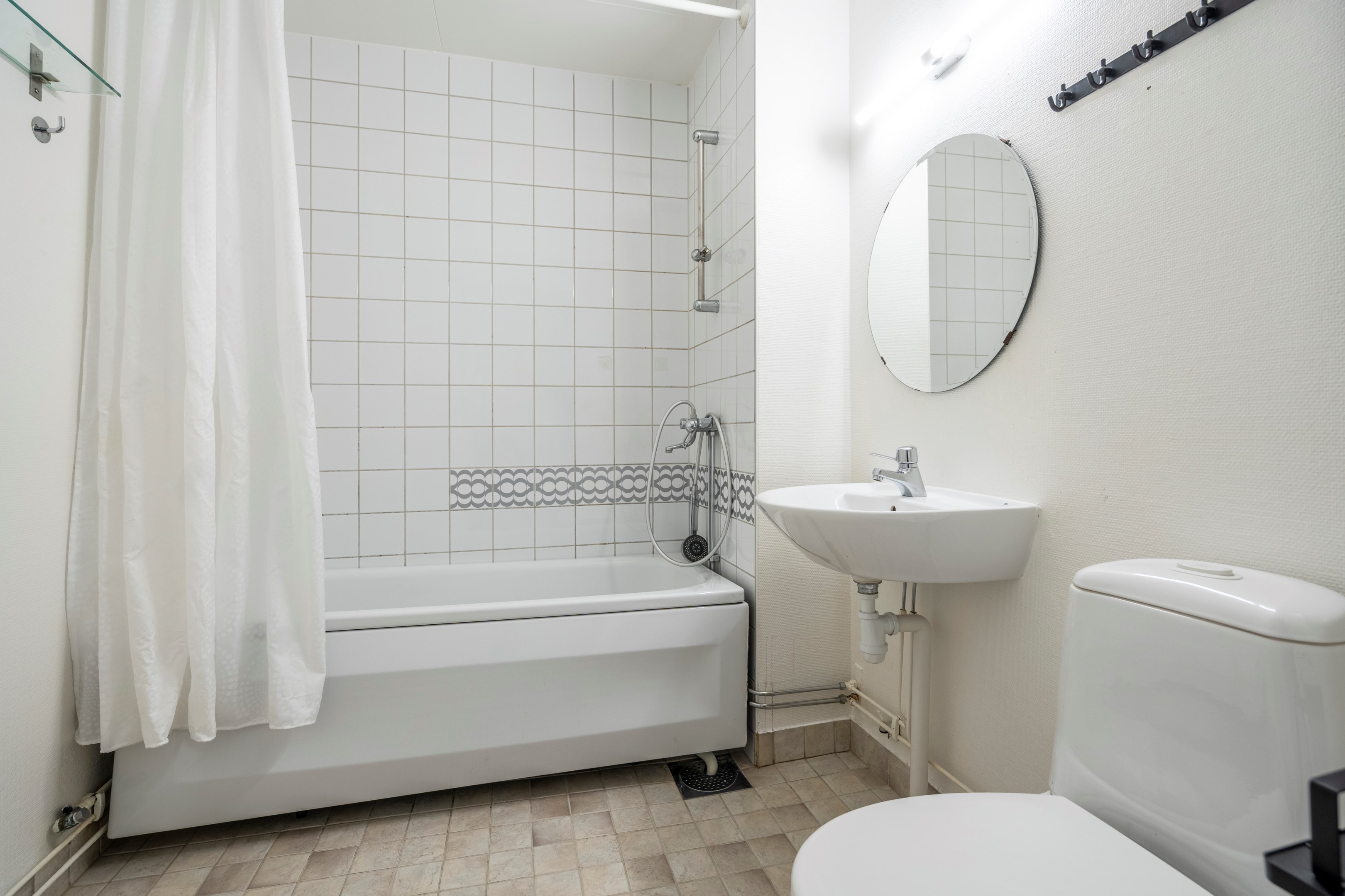 Badrum med badkar. Förberett för tvättmaskin