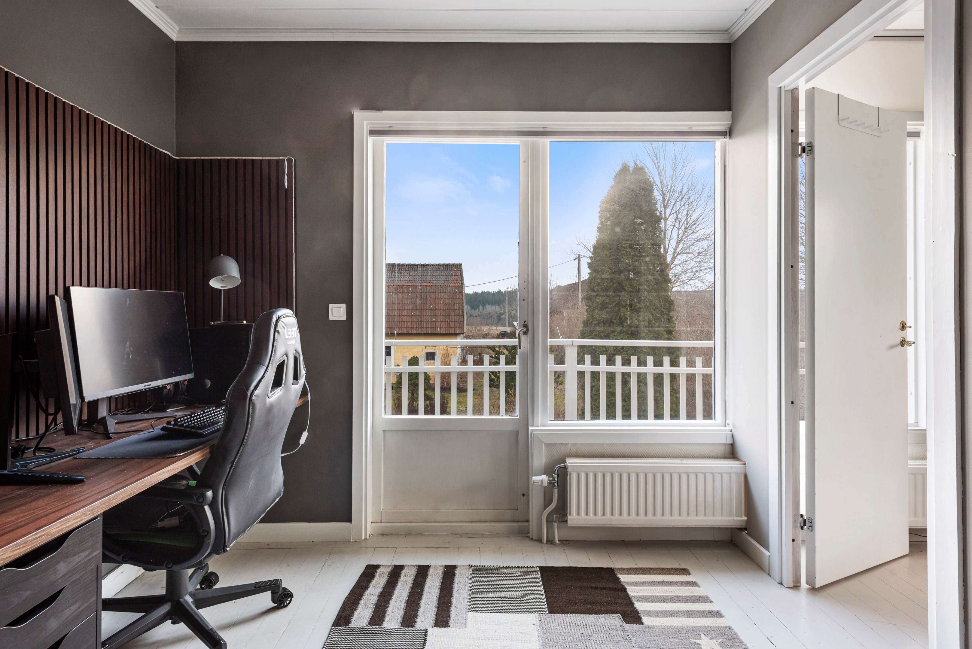 Sovrum 1 med utgång till balkong mot öster