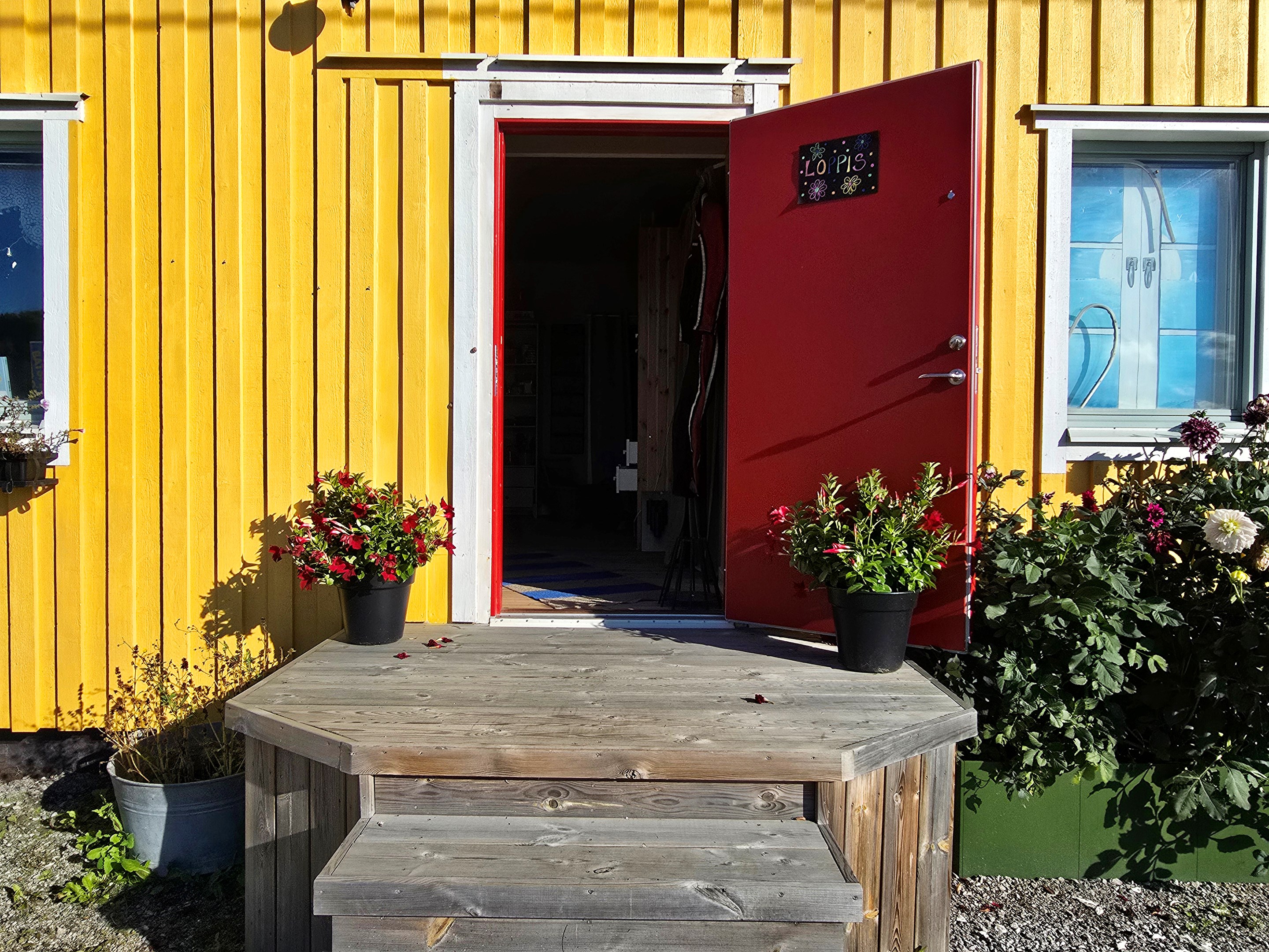 F.d. loppis entré mot vägen