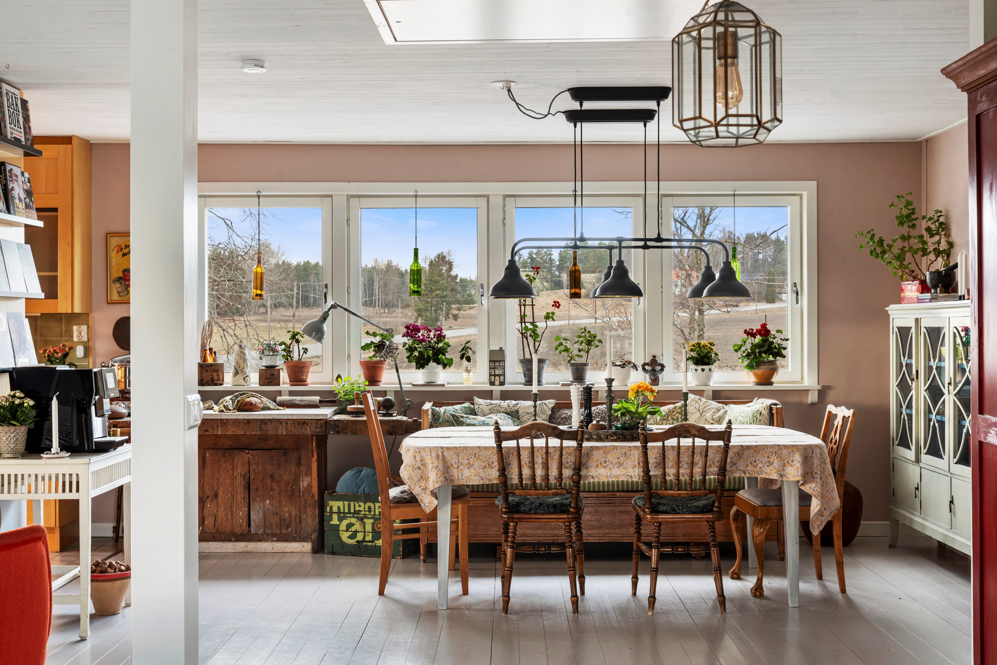 Öppen planlösning mellan vardagsrum och kök