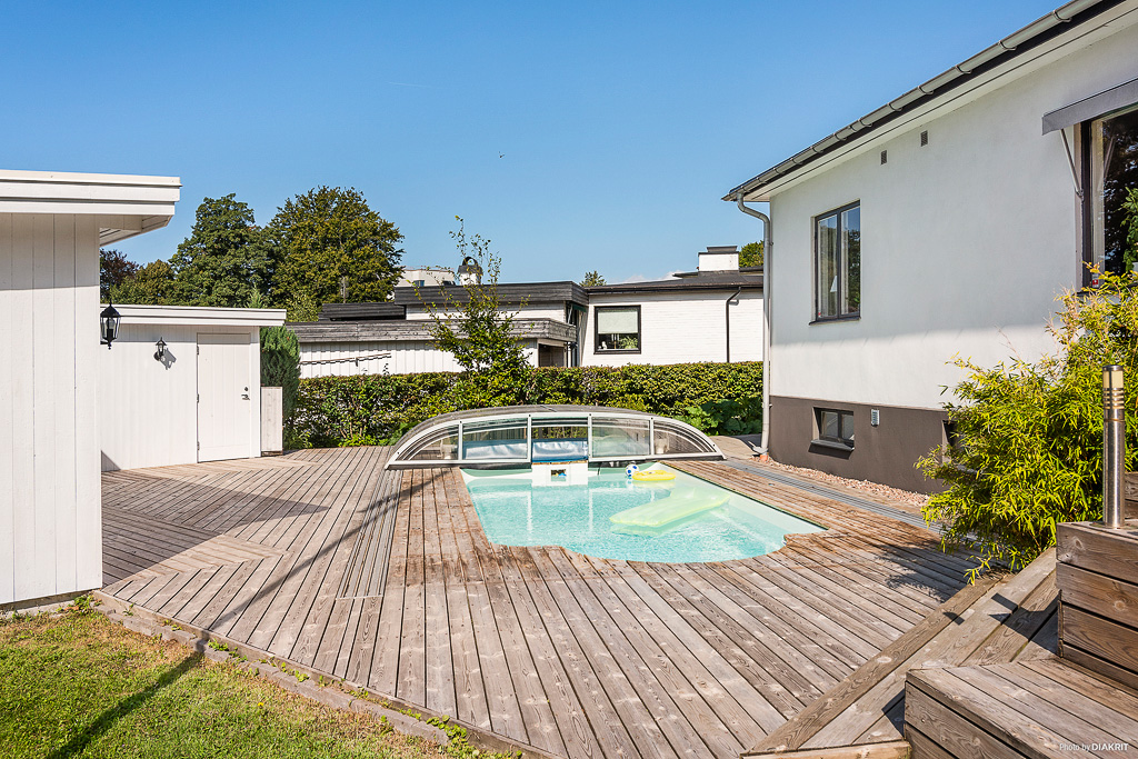 Solsäkert trädäck och pool