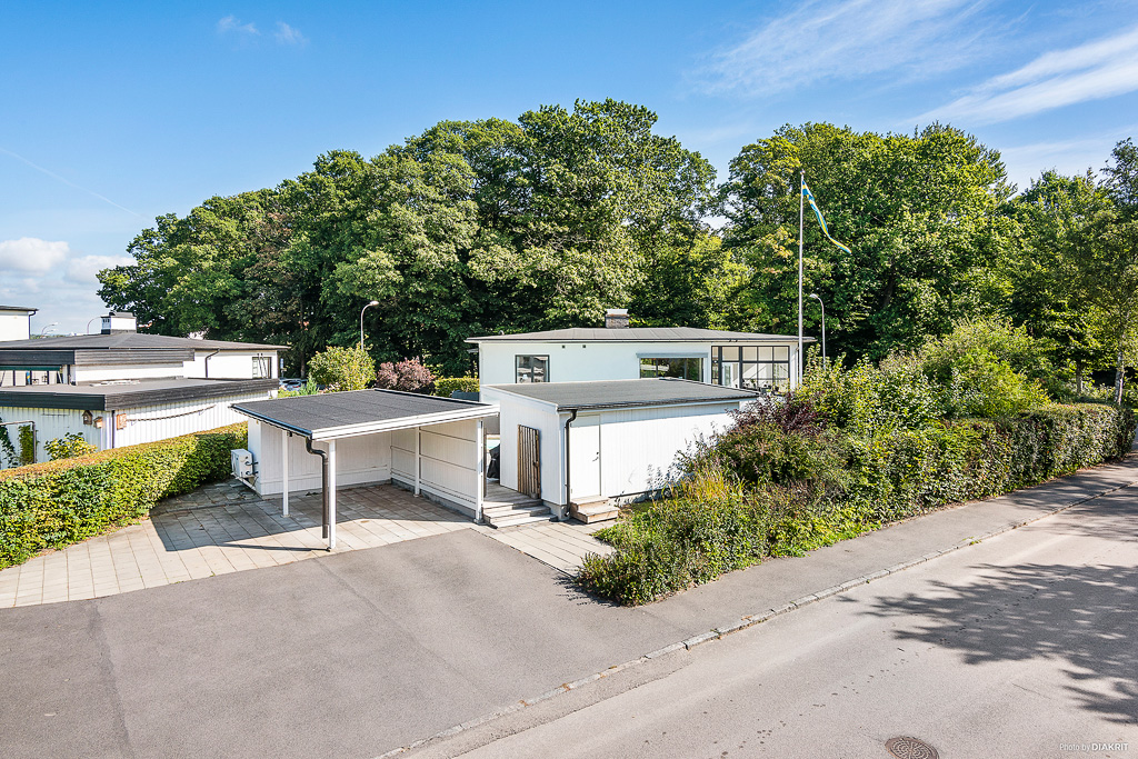 Bred uppfart och carport