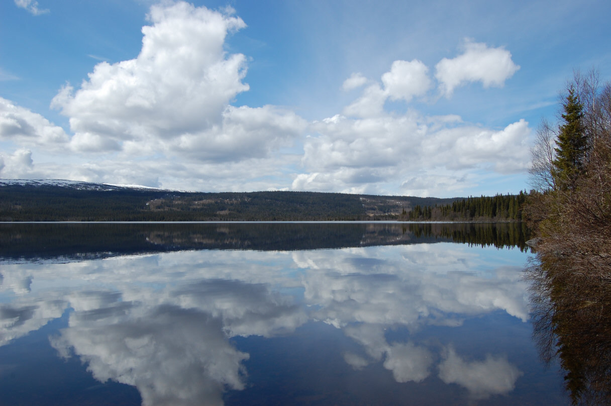 Åkersjön ligger blank