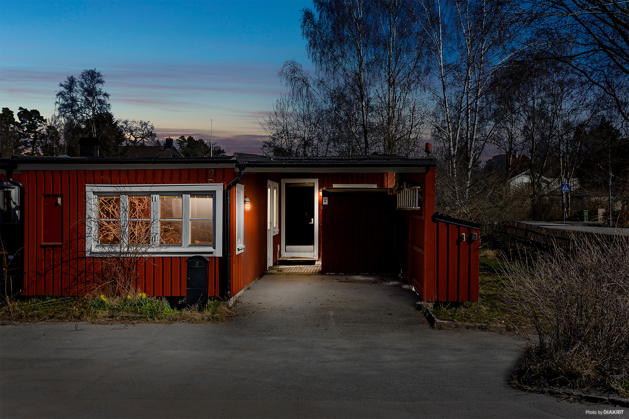 Fasad framsida kväll