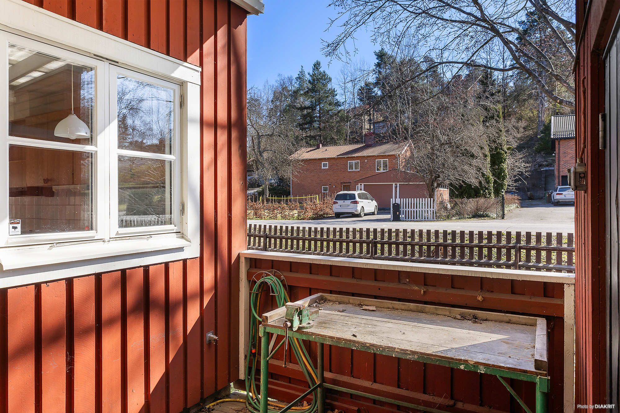 Balkong mellan carport och entre