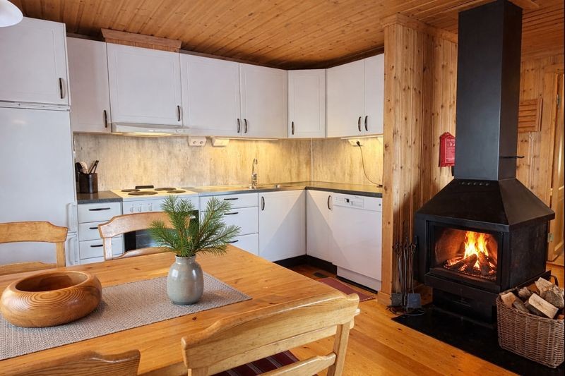 E Storstuga med köksavdelning och värmande eldstad
