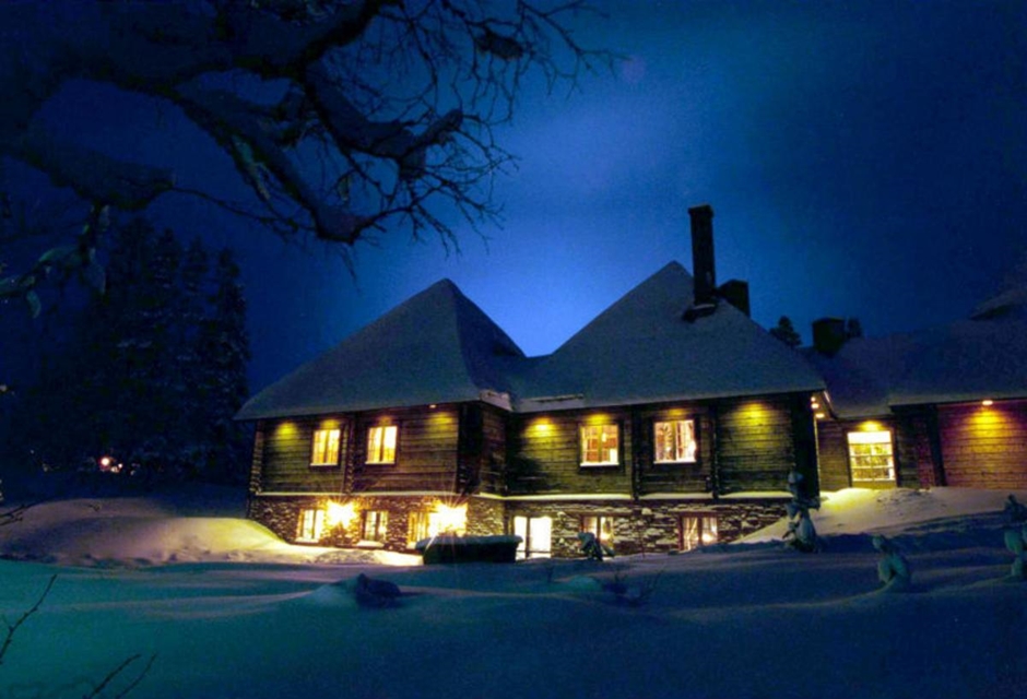 Alltid öppet året runt – café och kyrka , kanske Sveriges allra finaste fjällkyrka