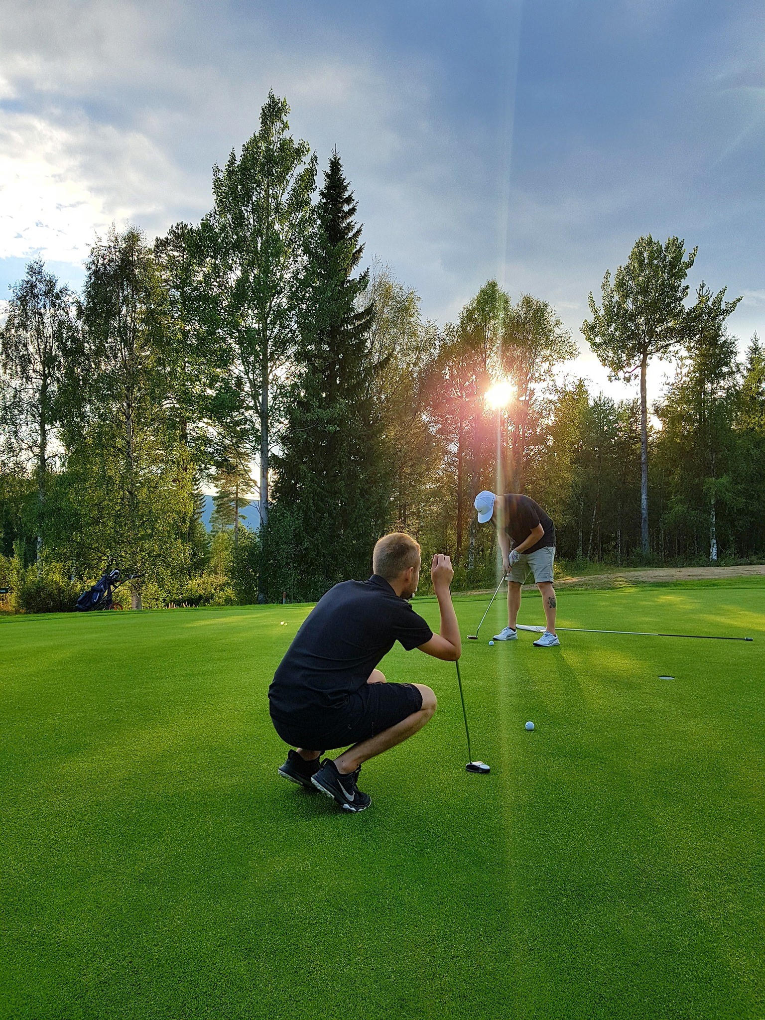 Sälenfjällens GK bjuder inte bara på 18 hål i kuperad terräng utan också café, golfshop, range.