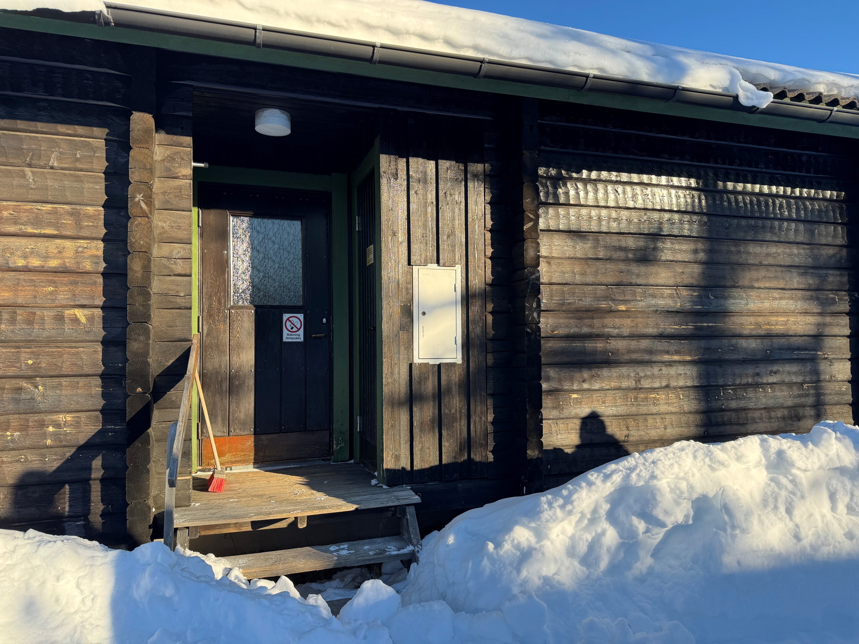 Entré , förråd för skidor, pulkor utemöbler