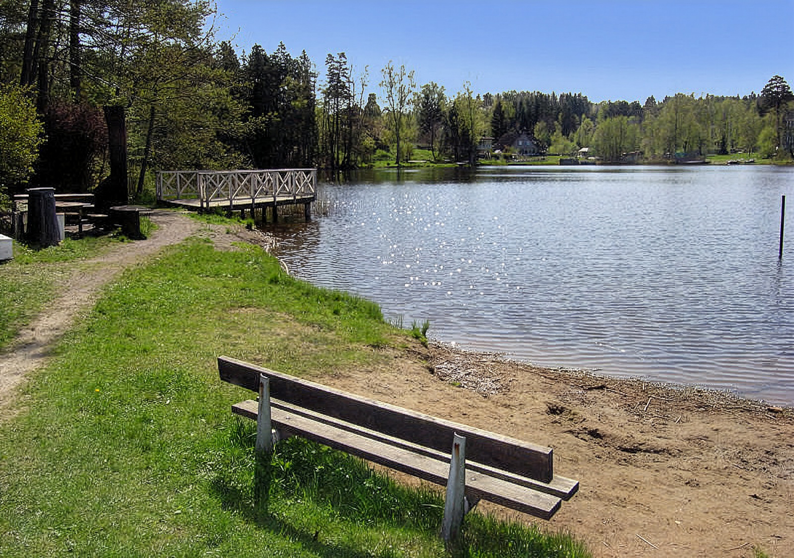 Ett stenkast till bad och grillmöjligheter