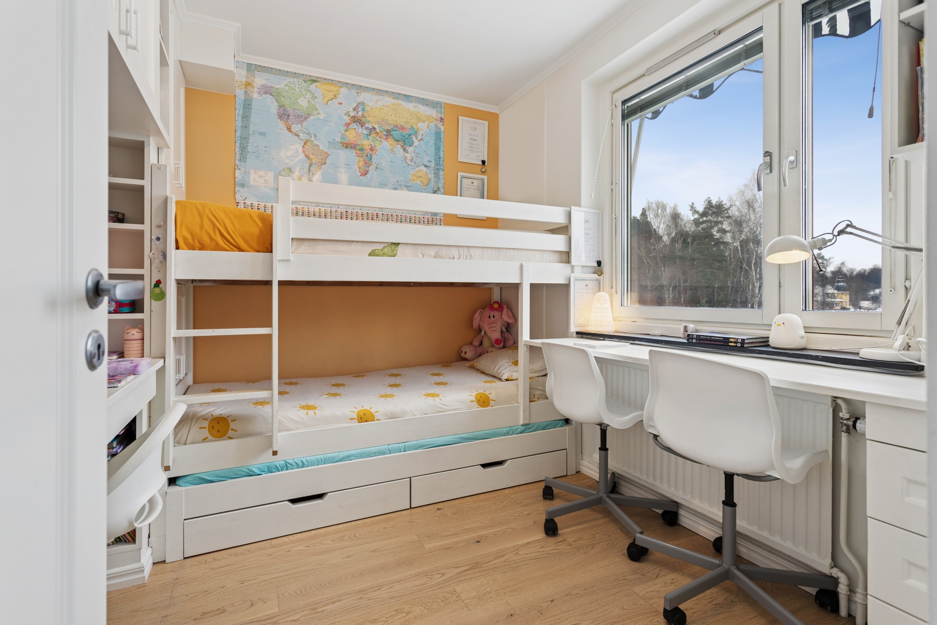 Det andra sovrummet har en platsbyggd våningssäng för 3 personer