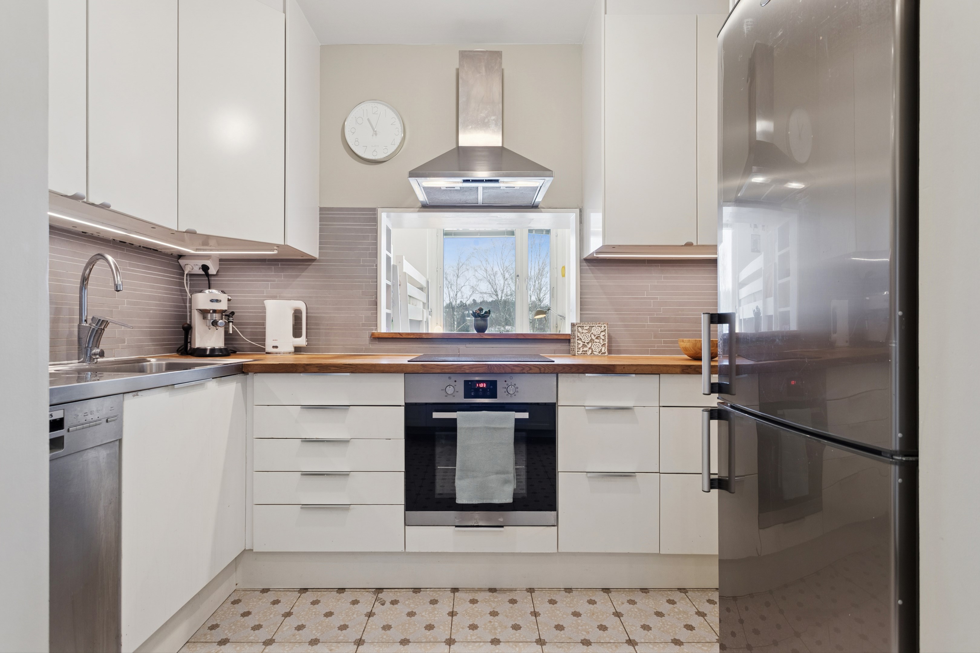 Serveringslucka mot sovrum 2