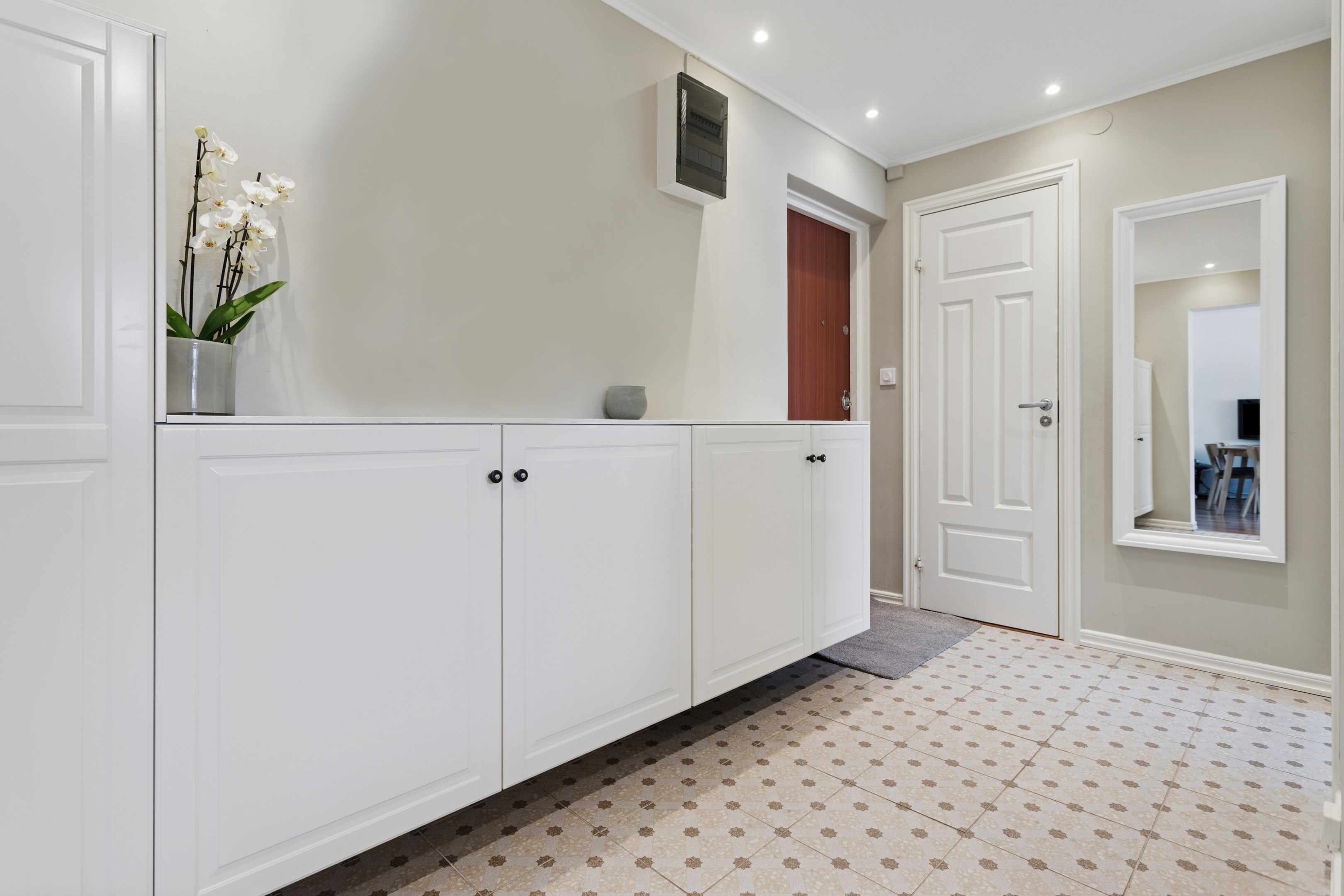 Praktisk hall med gott om förvaring