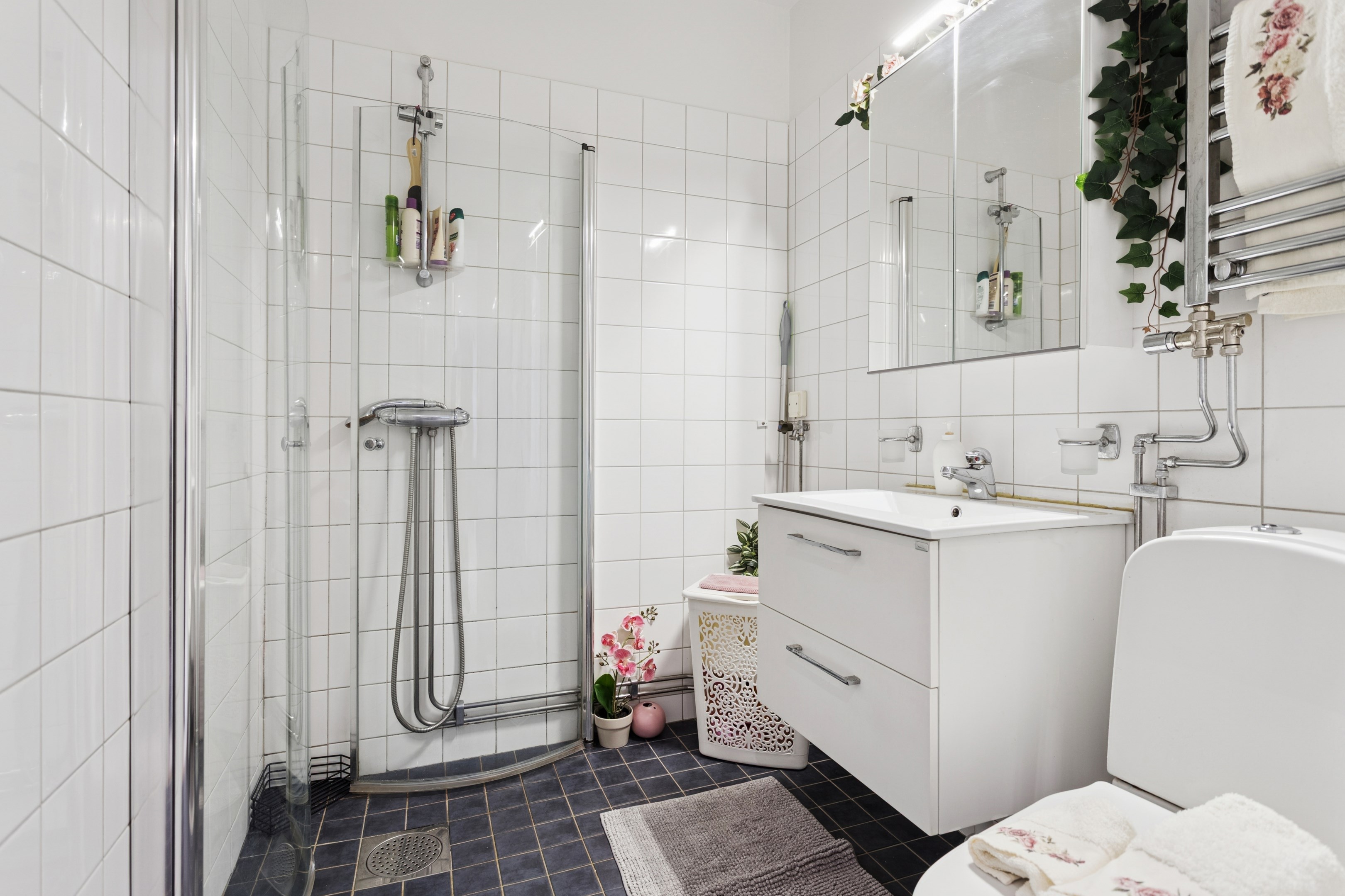 Stambytt och helkaklat badrum