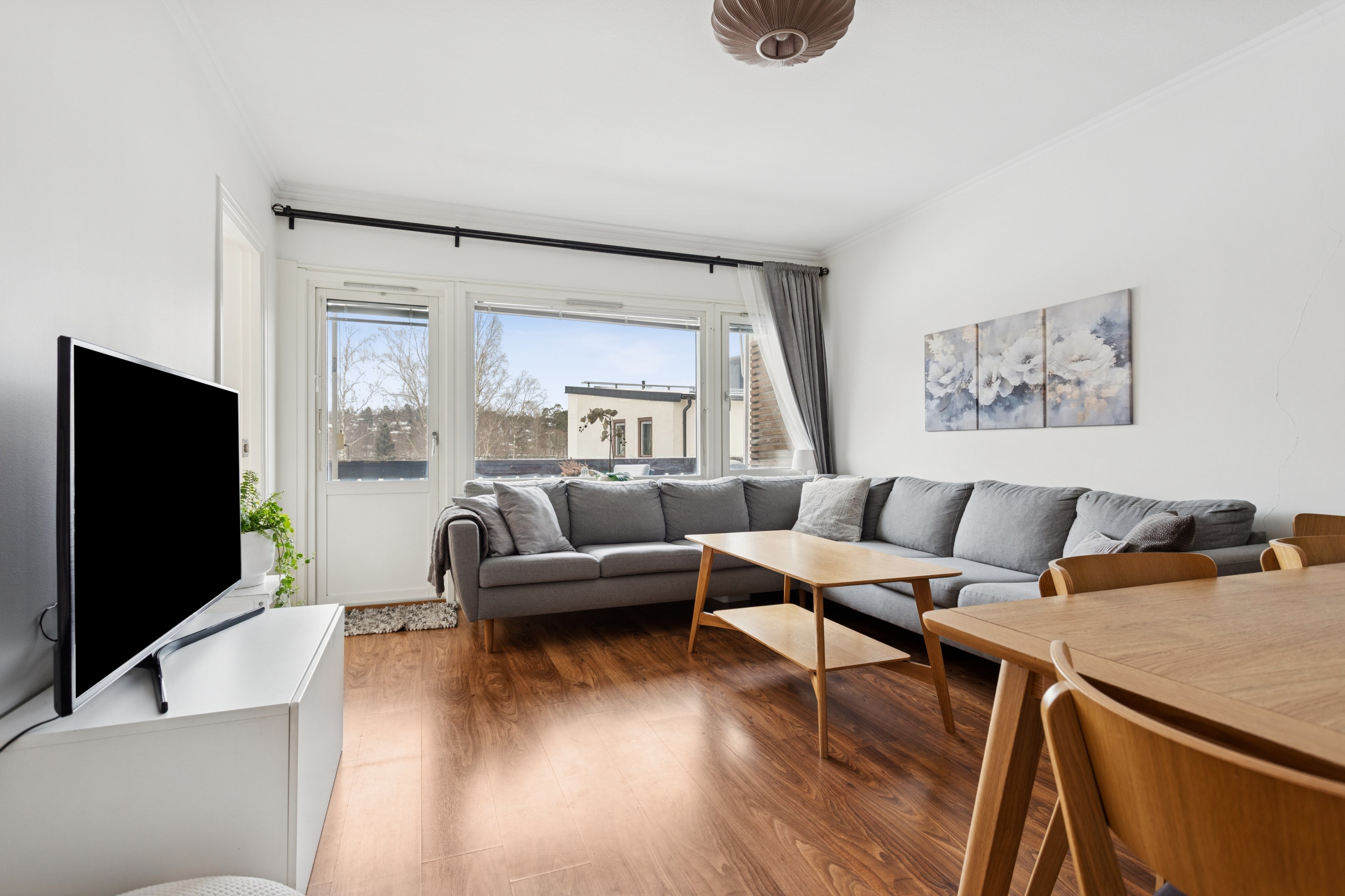 Vardagsrum med plats för stor soffa samt matbord