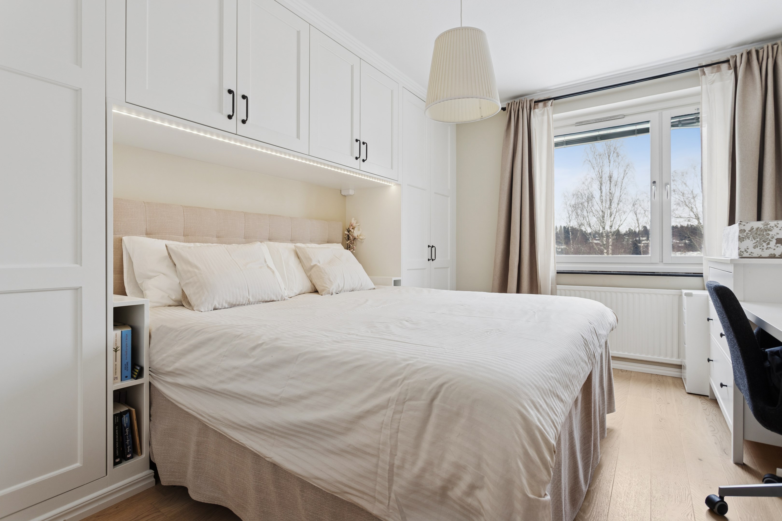 Optimalt planerat sovrum med skräddarsydda förvaringslösningar