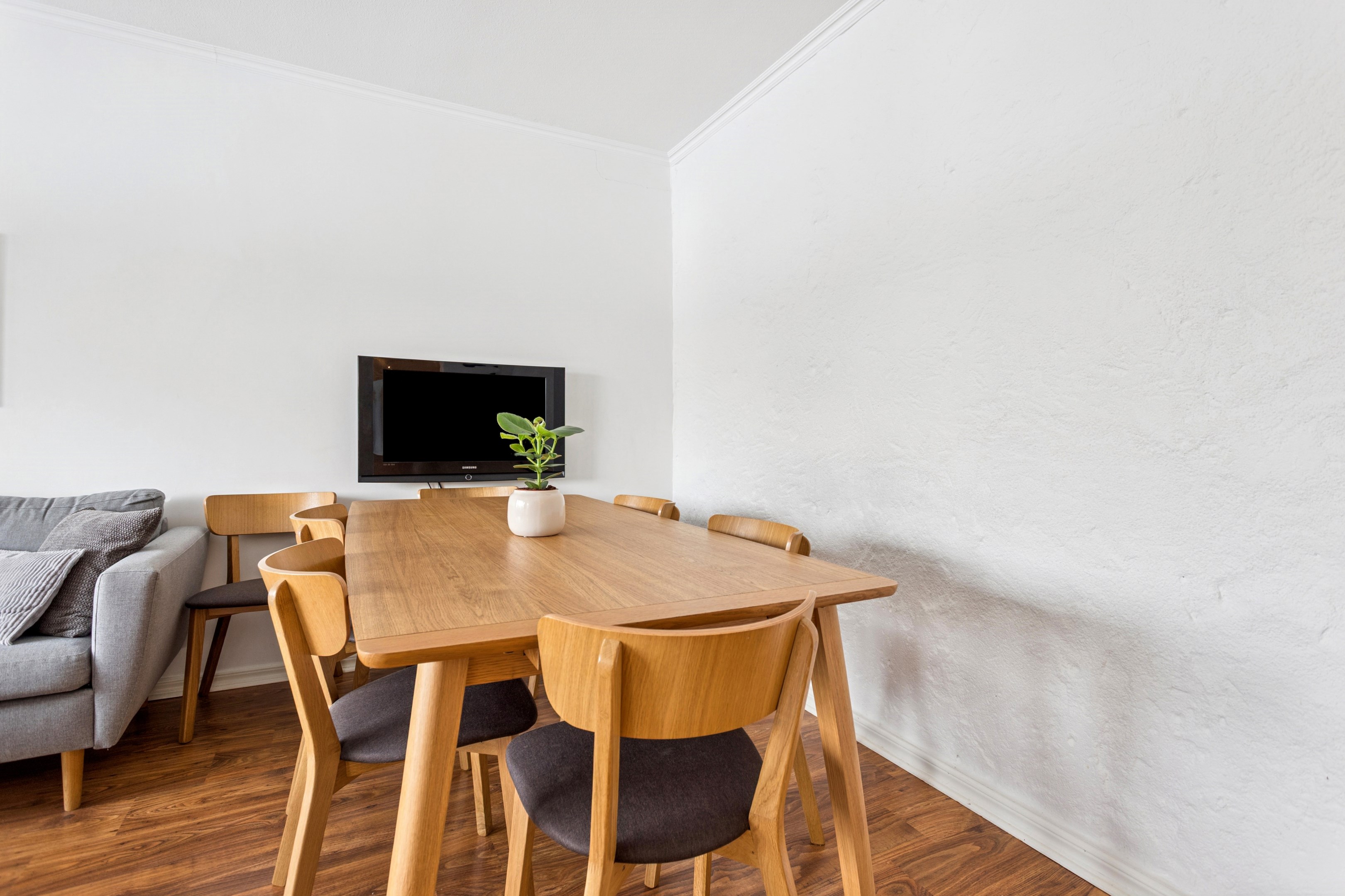 En putsad samt målad fondvägg