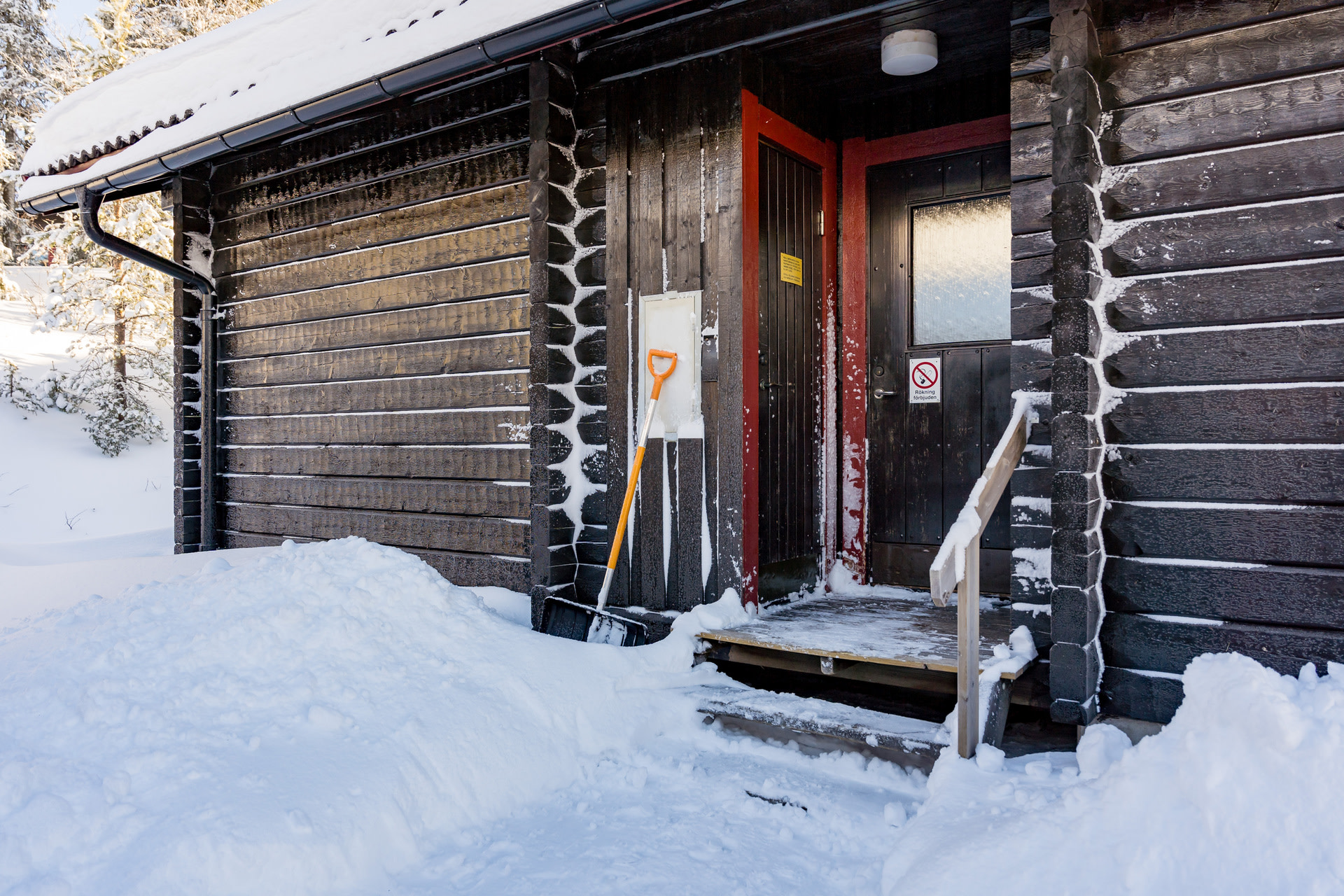 Vid entrén till vänster: Förråd för snöskyfflar, skidor och utemöbler
