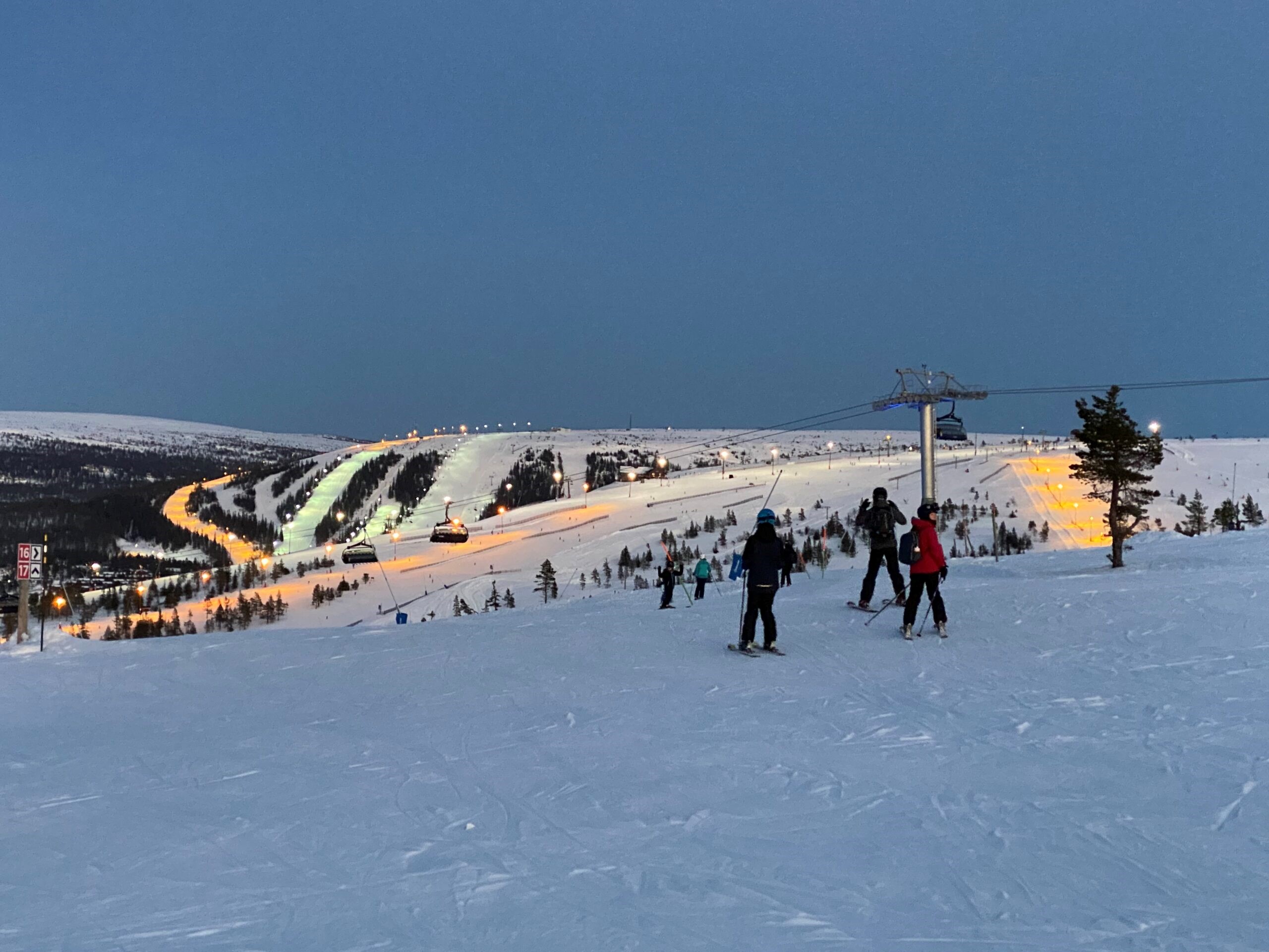 Mäktiga kalfjäll utanför dörren