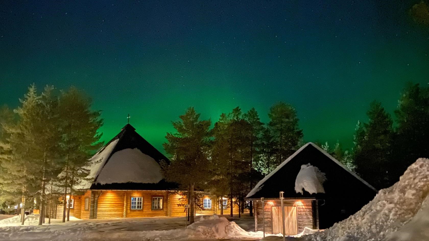 Kyrka och kaffestuga i samma byggnad. Besök!