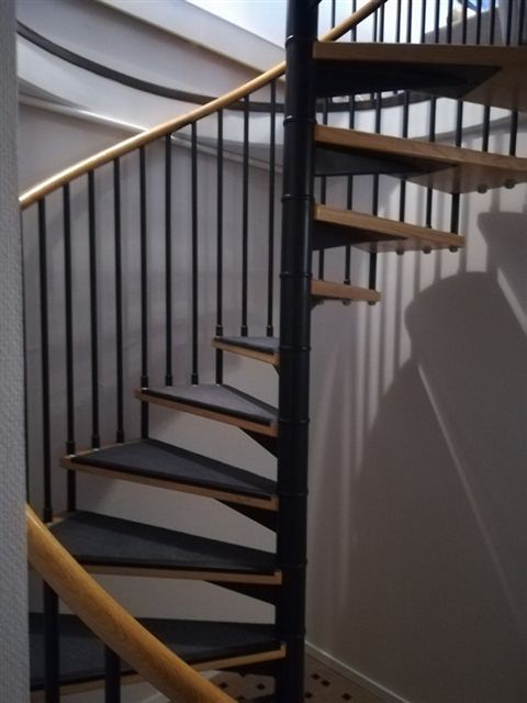 Typisk interiör, trappa till öv.