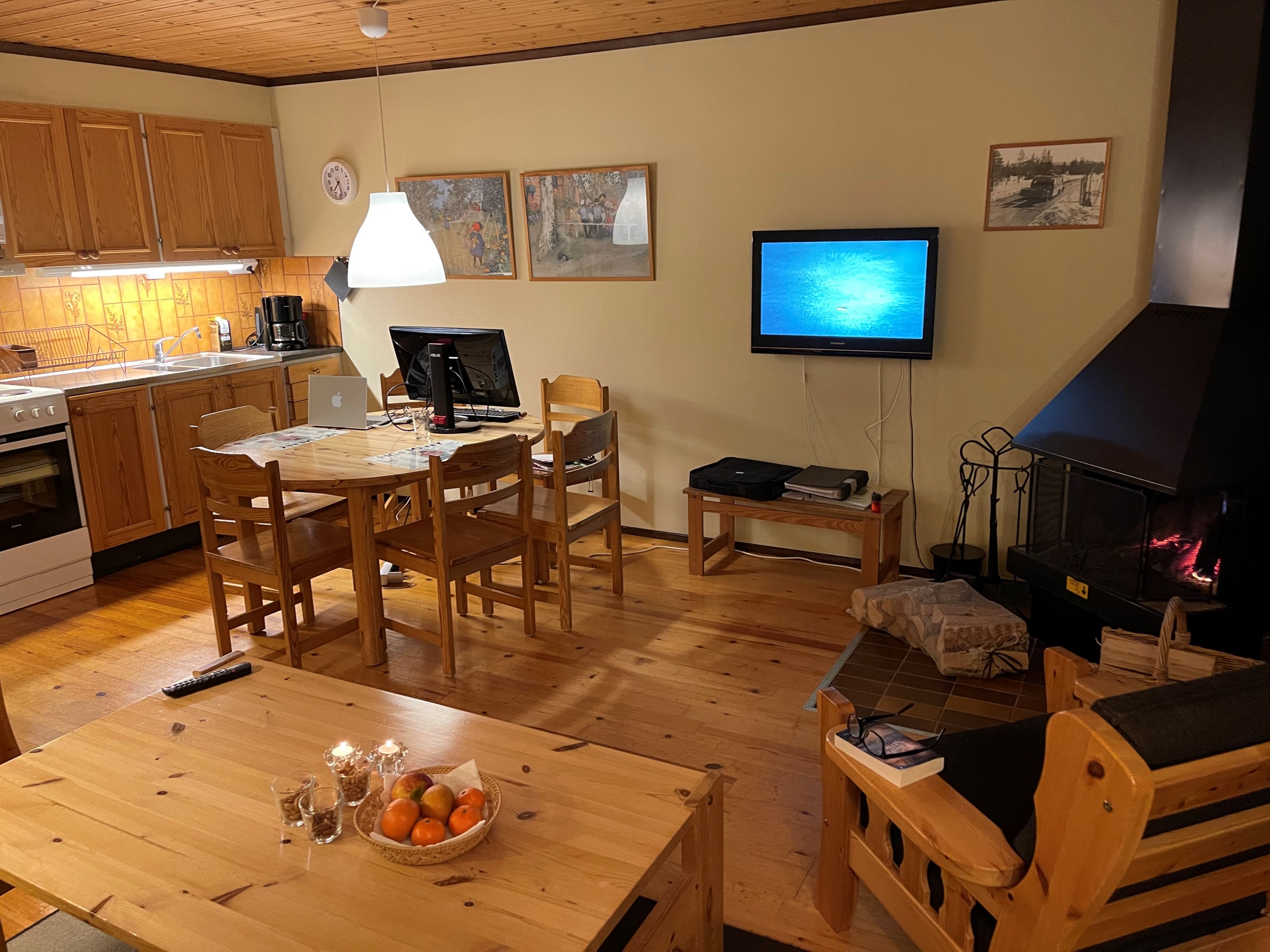 Allrum med eldstad och utgång till altan