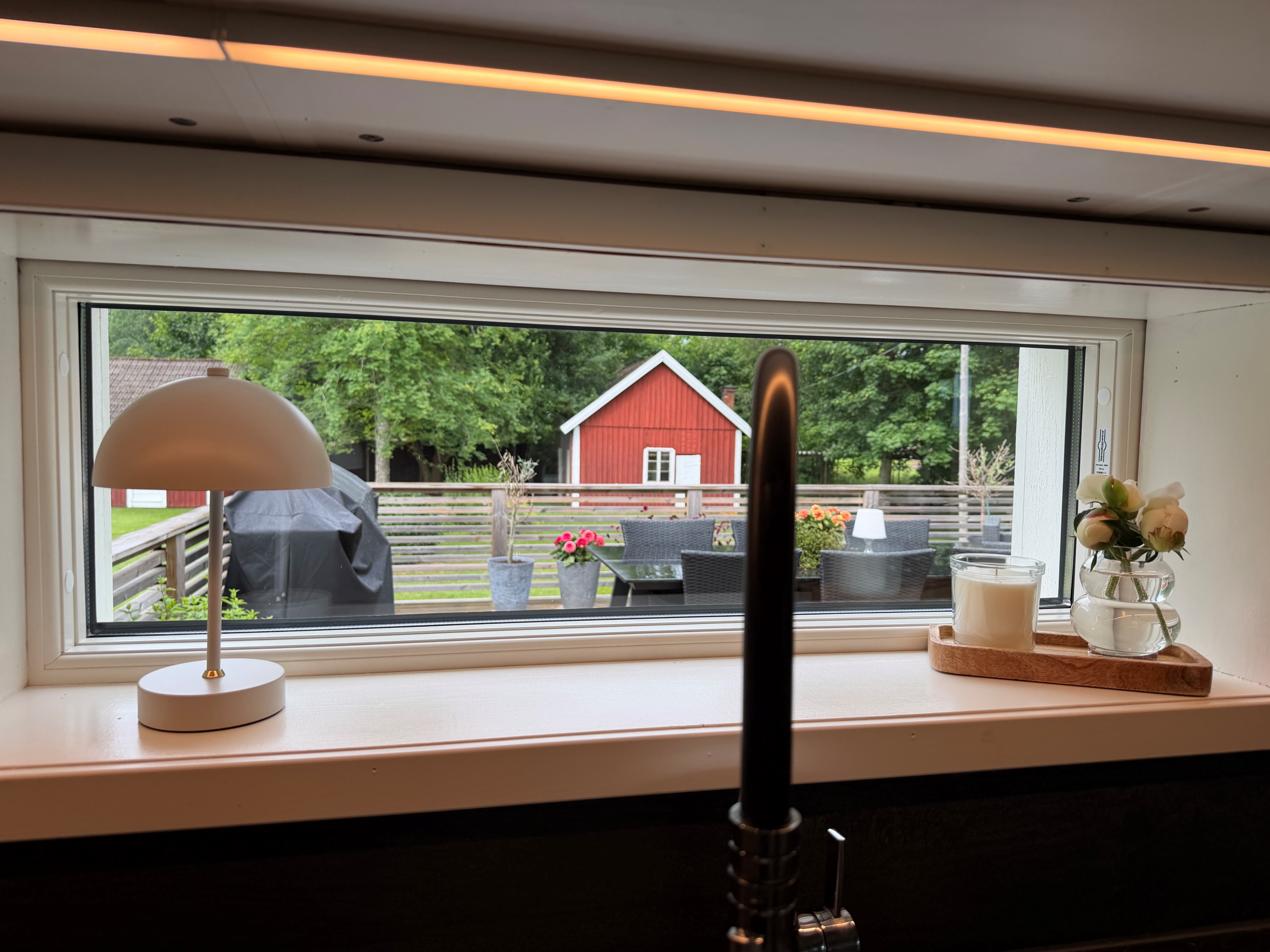 Fint fönster vid arbetsbänken