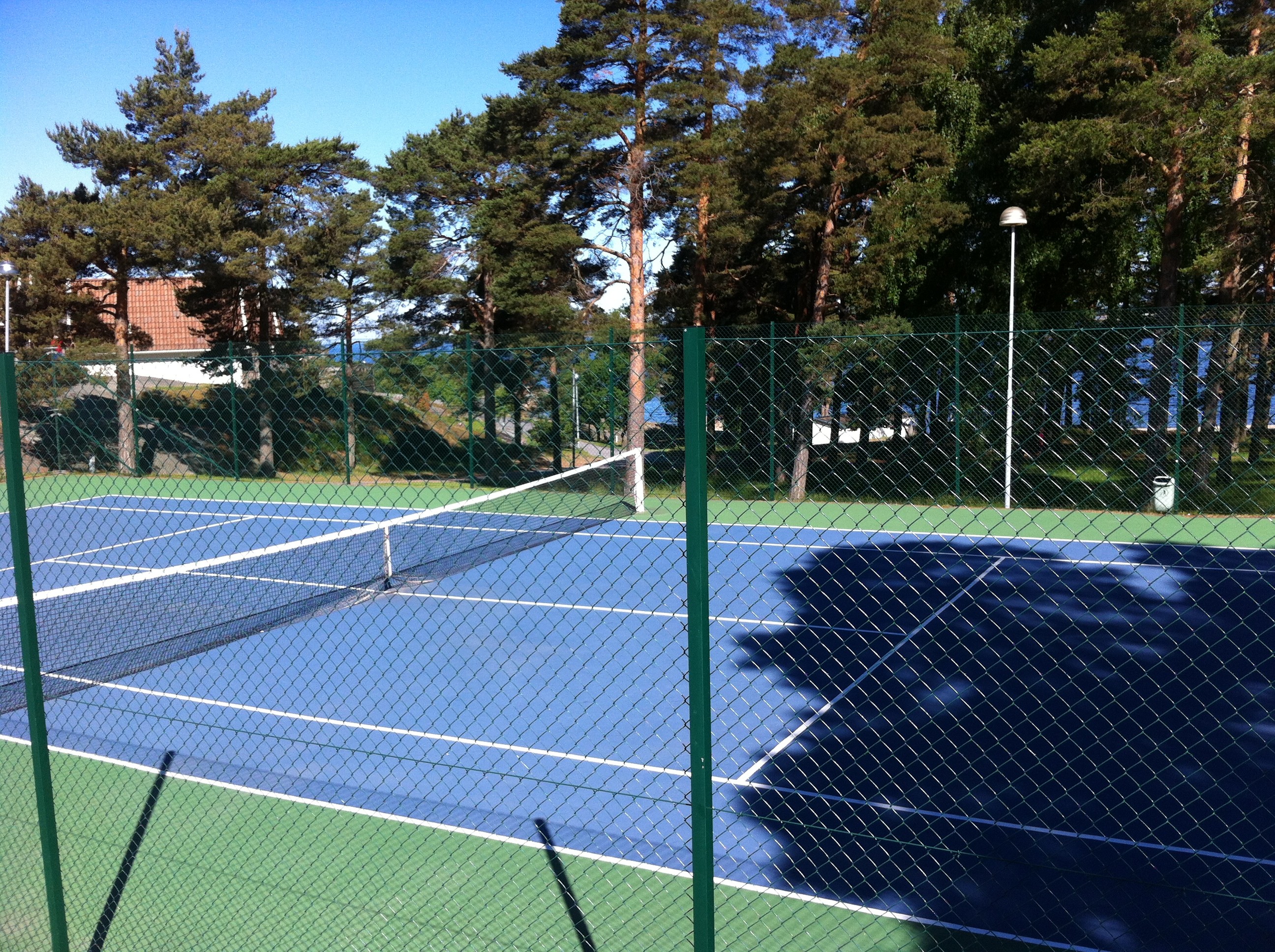 Brf Capri erbjuder tennisbanor för både nybörjare och erfarna spelare