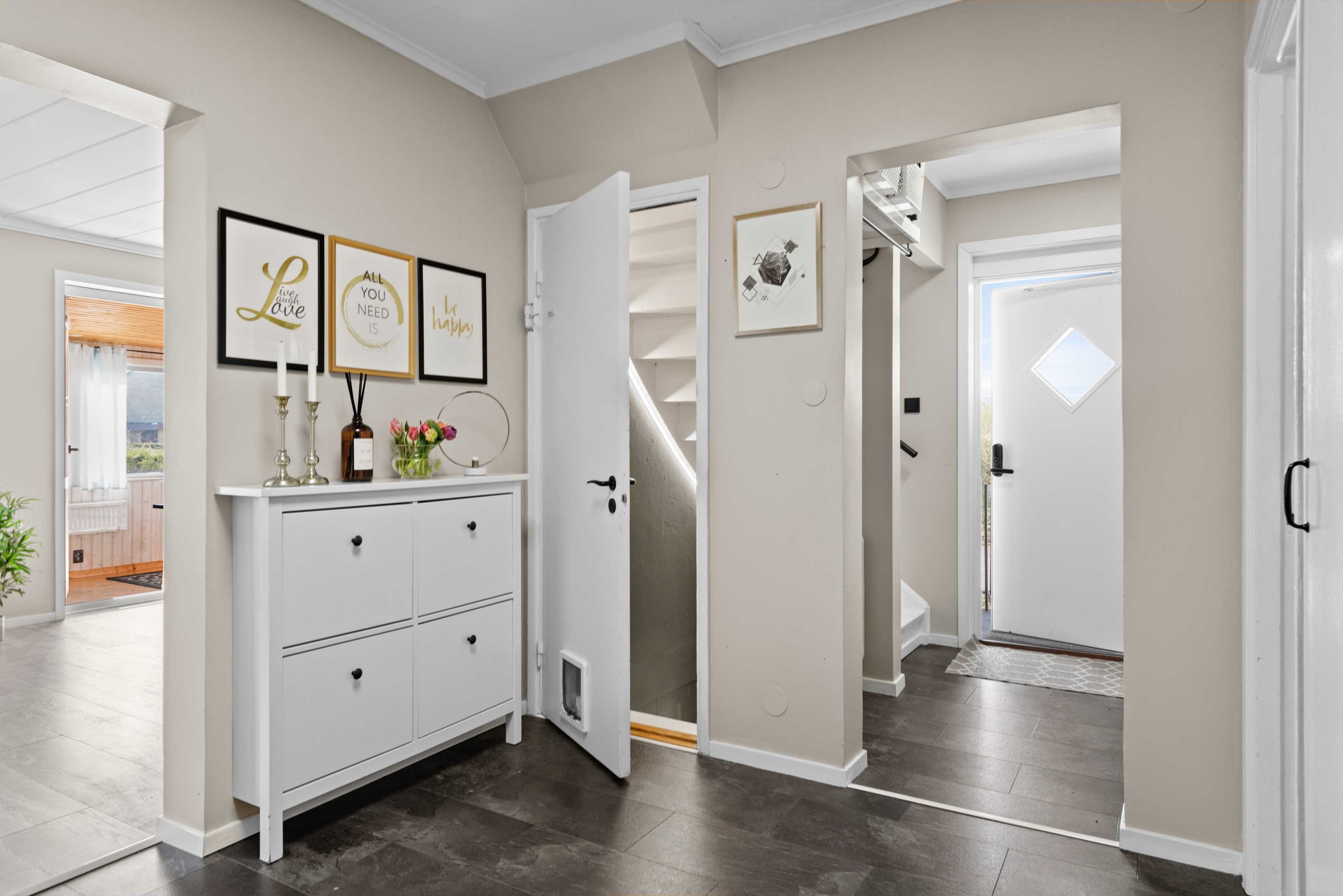 Hall med vy mot hall och källare