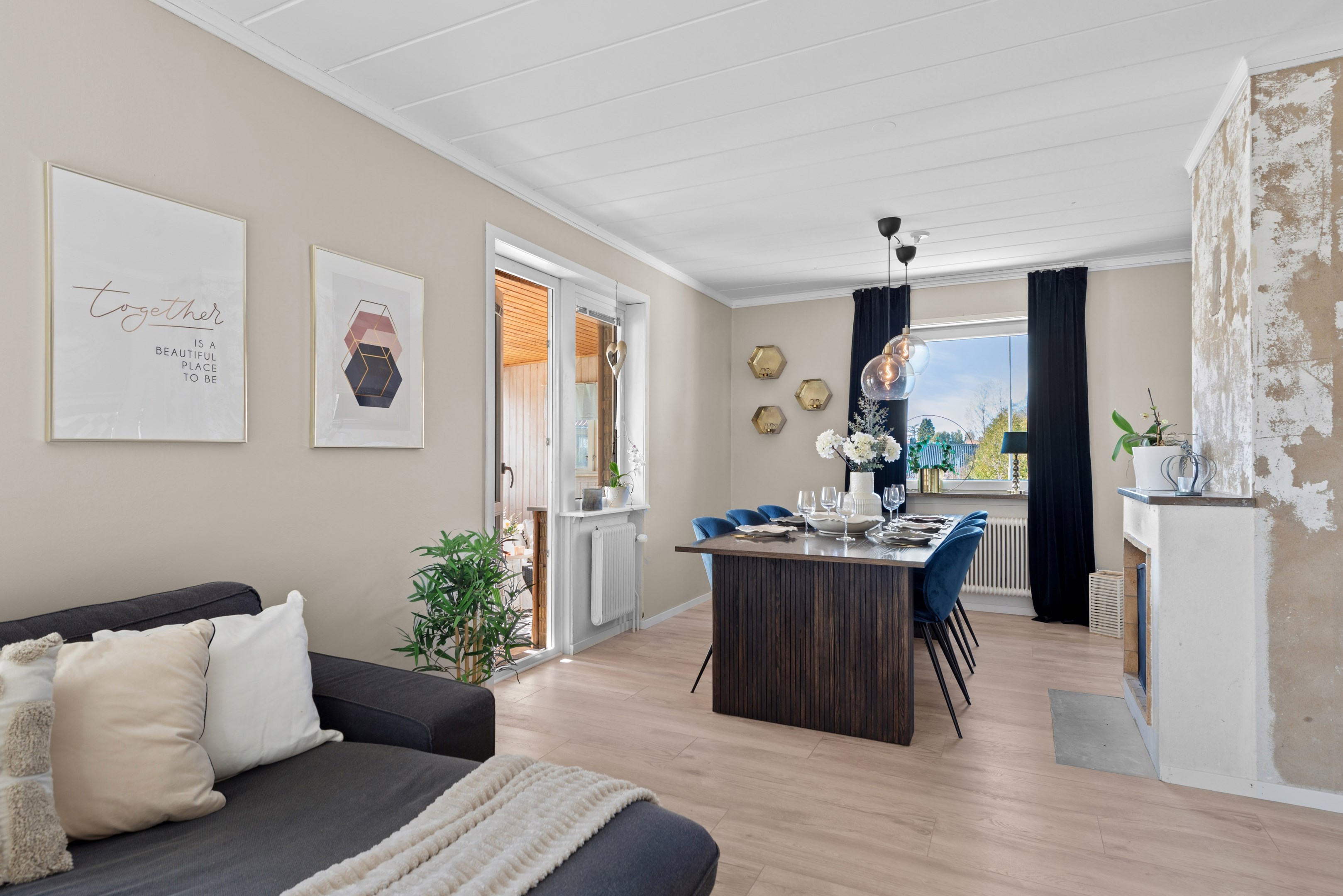 Stort vardagsrum med öppen spis