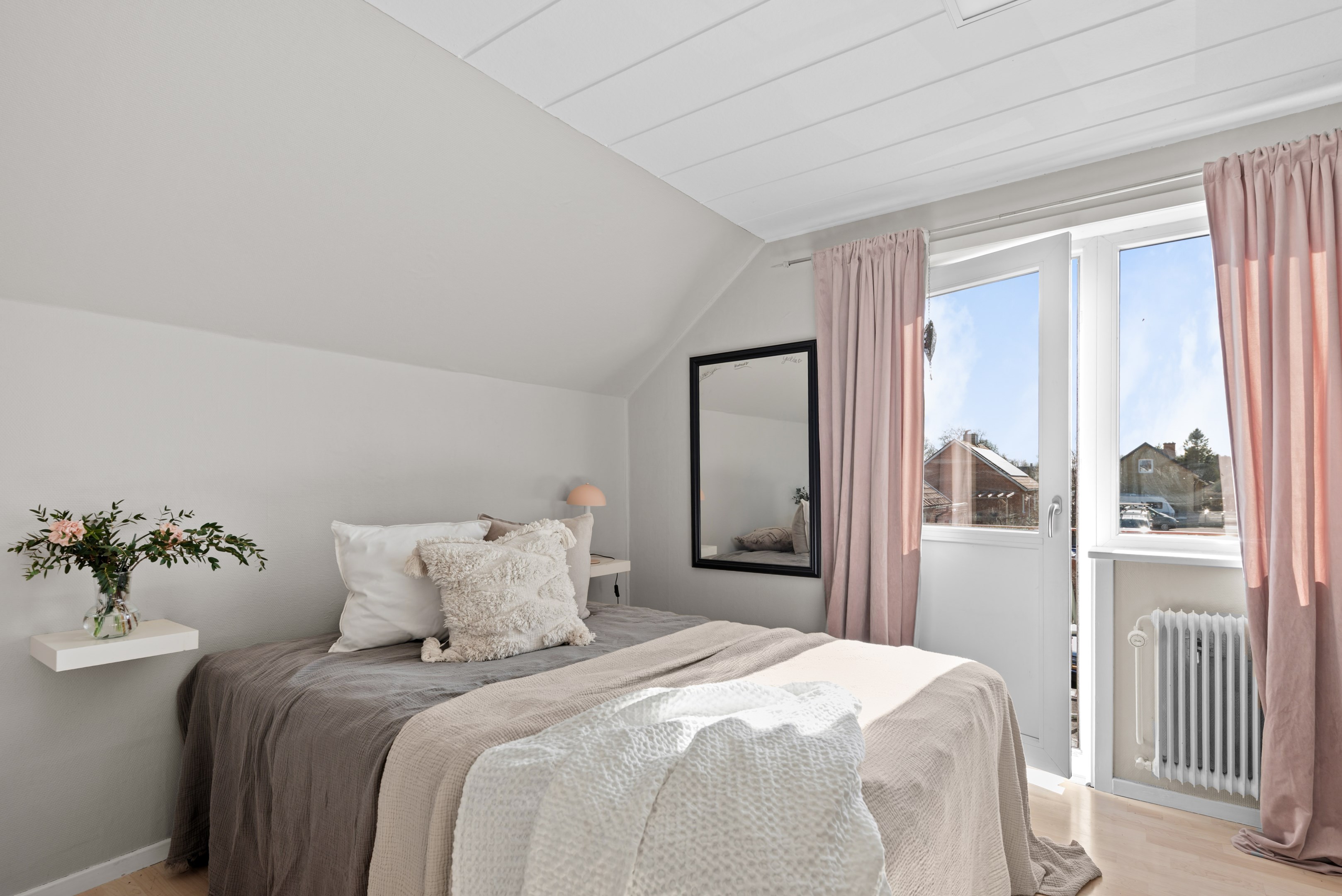 Sovrum 2 på ovanvåningen med egen balkong