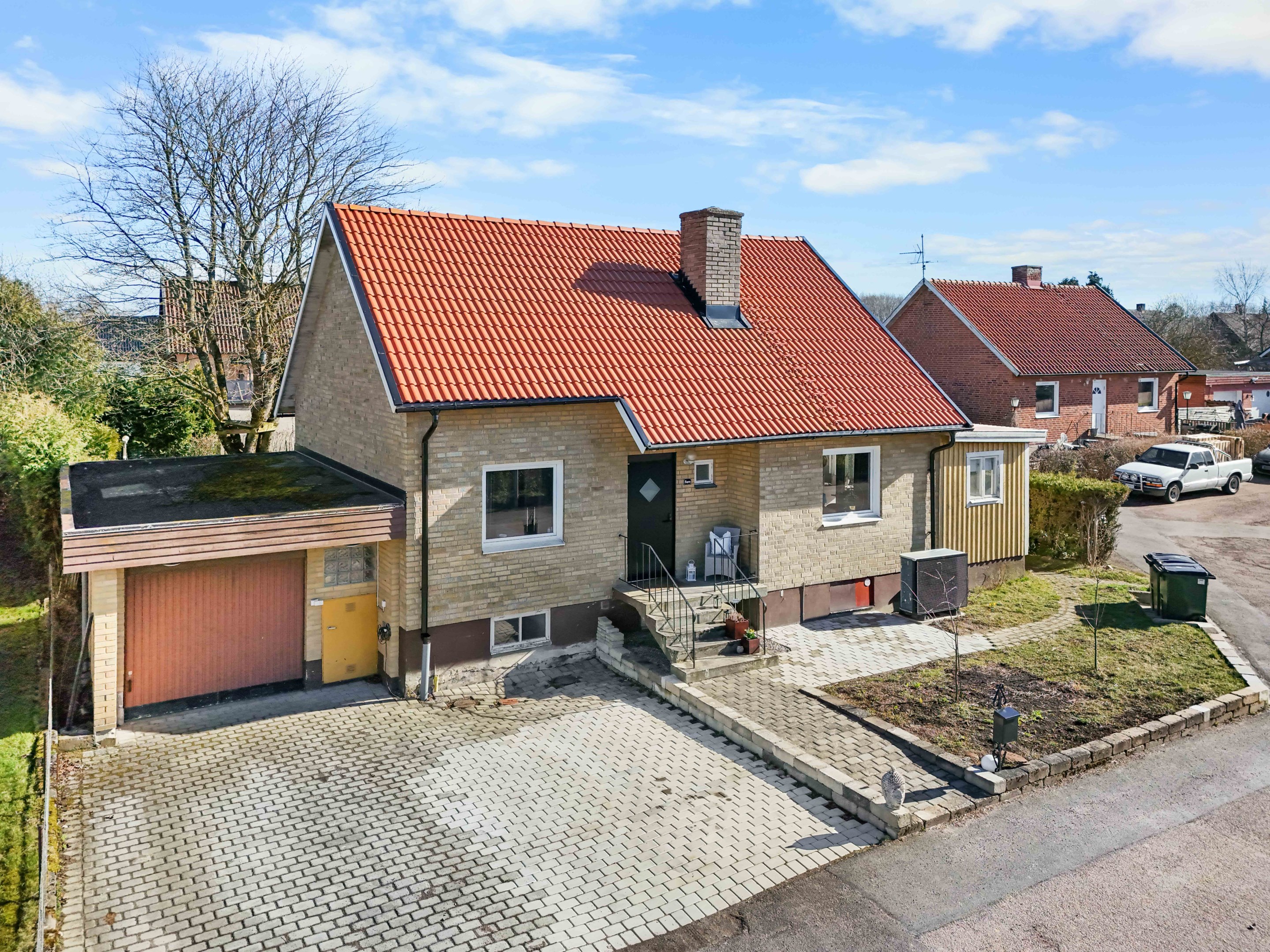 Husets framsida och garage