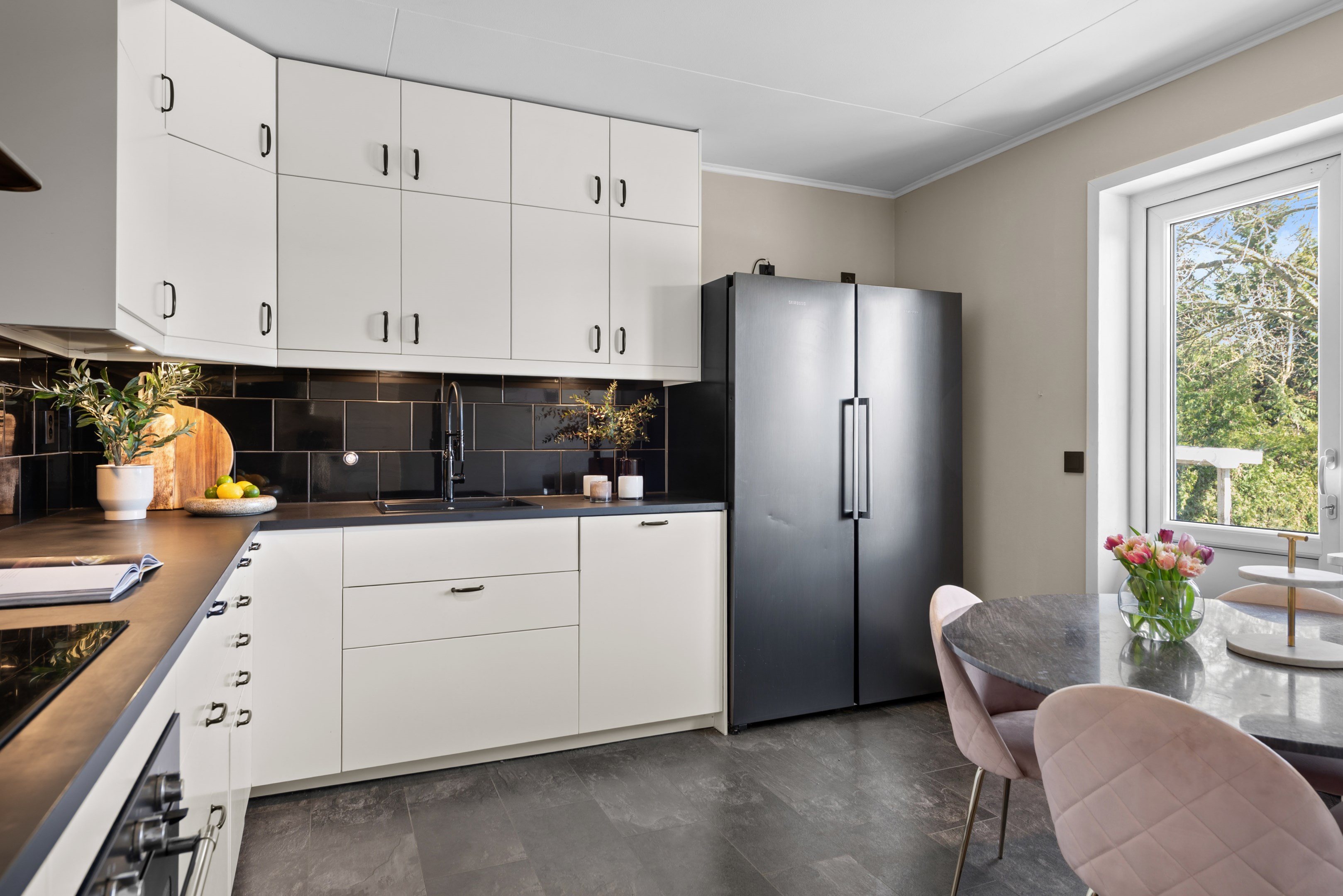 Trevligt kök med plats köksbord