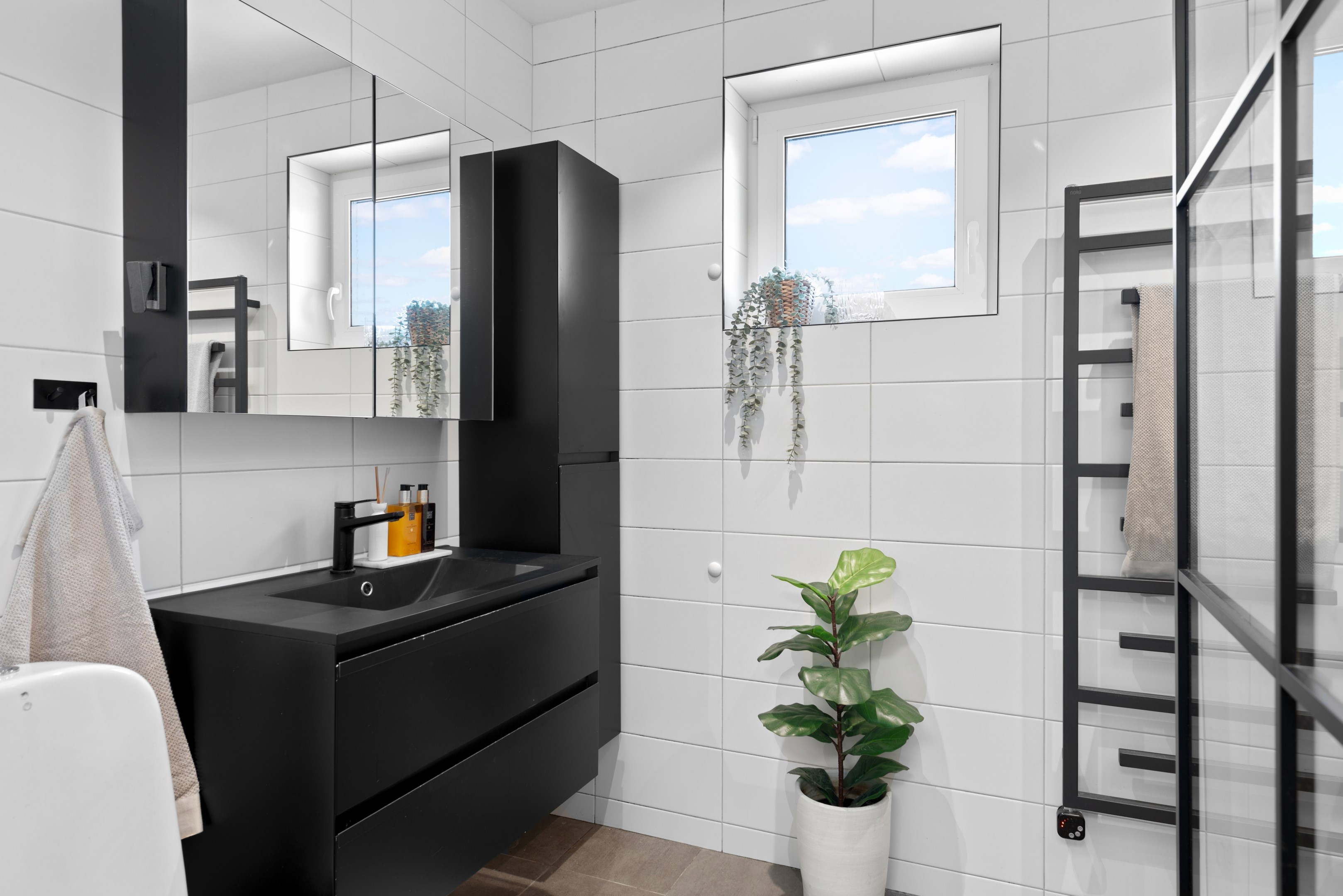 Modernt badrum som är renoverat